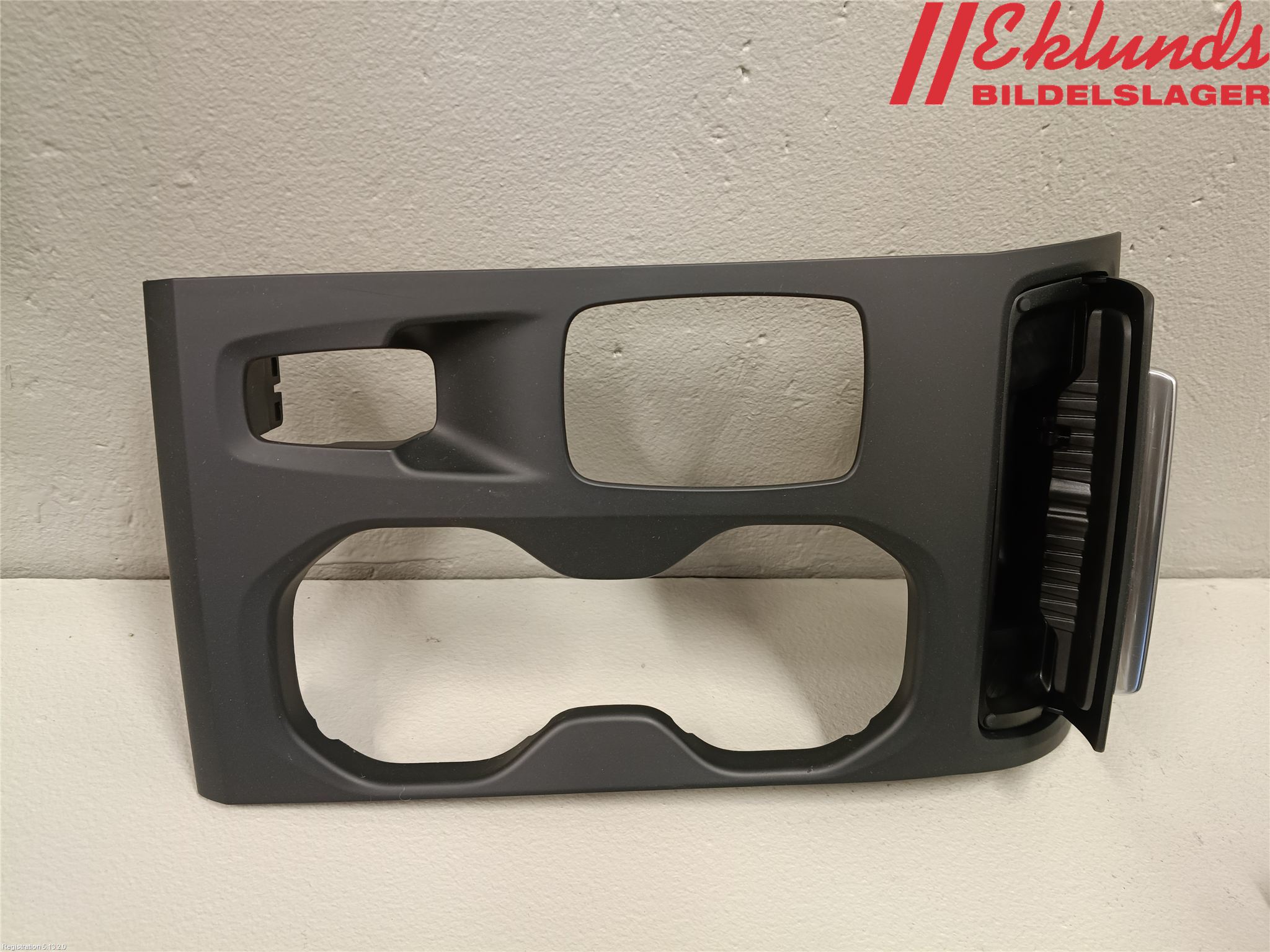 Volvo XC40/RECHARGE 18- Instrumentkonsoll Mitt