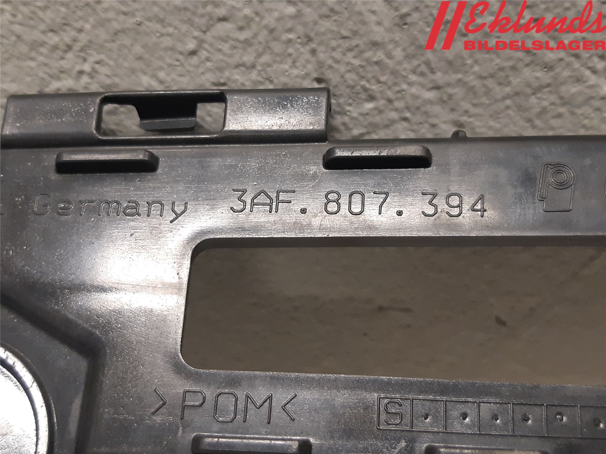 Volkswagen VW PASSAT 11-14 Stötfångarfäste Bak Hö