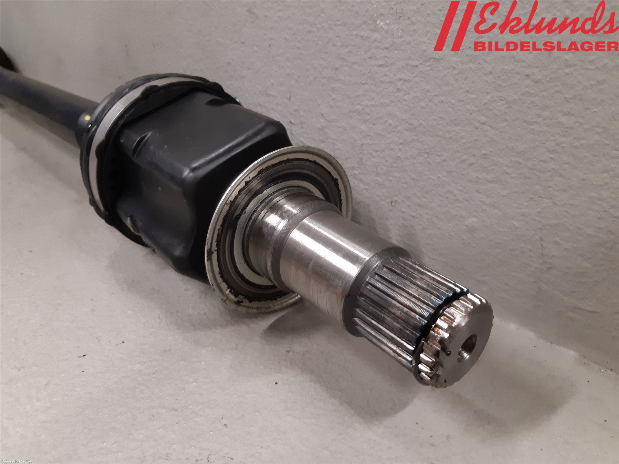 Toyota C-HR 16-23 Drivaxel Fram Höger