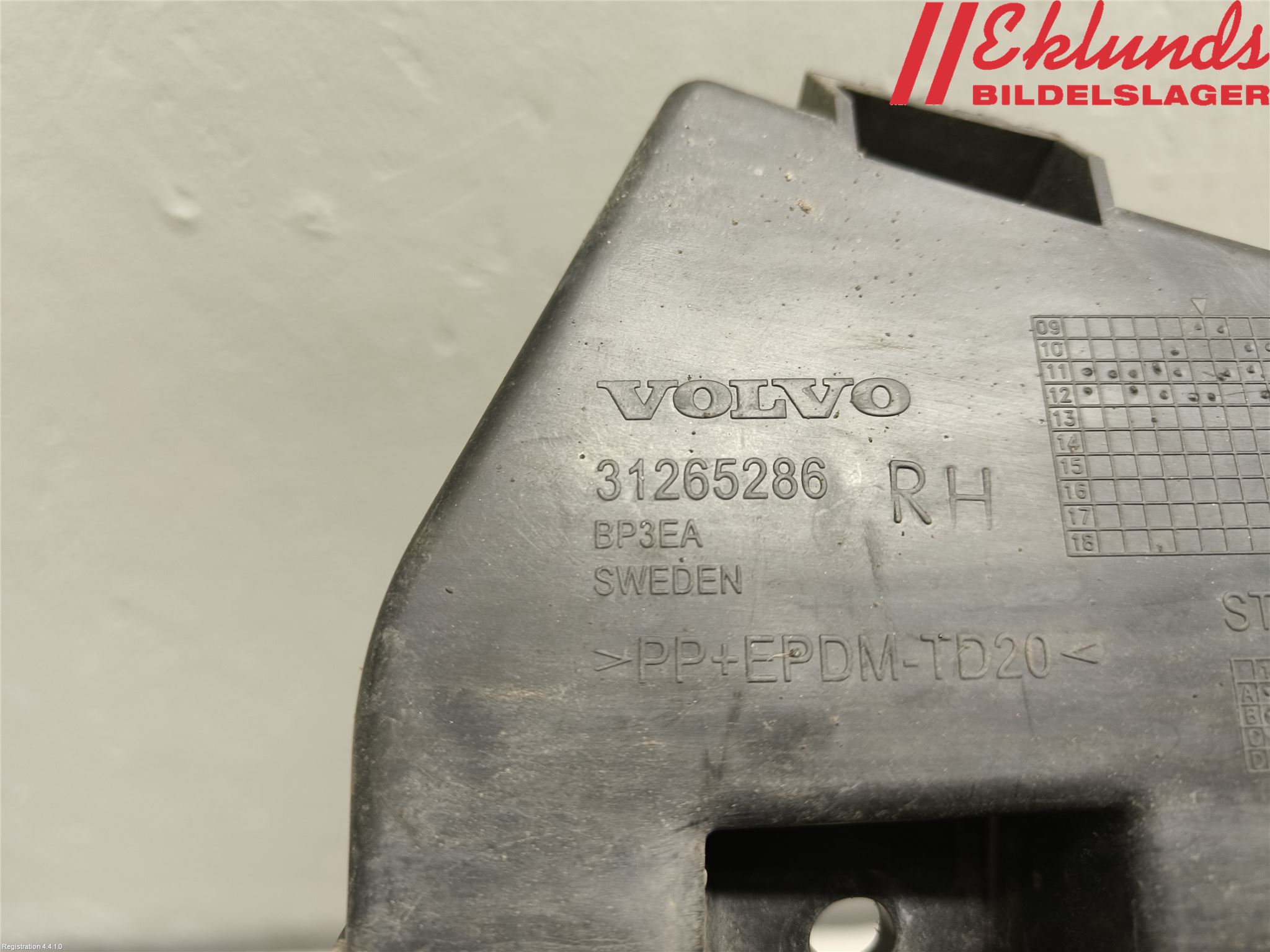 Volvo V60 11-13 Stötfångarfäste Bak Hö