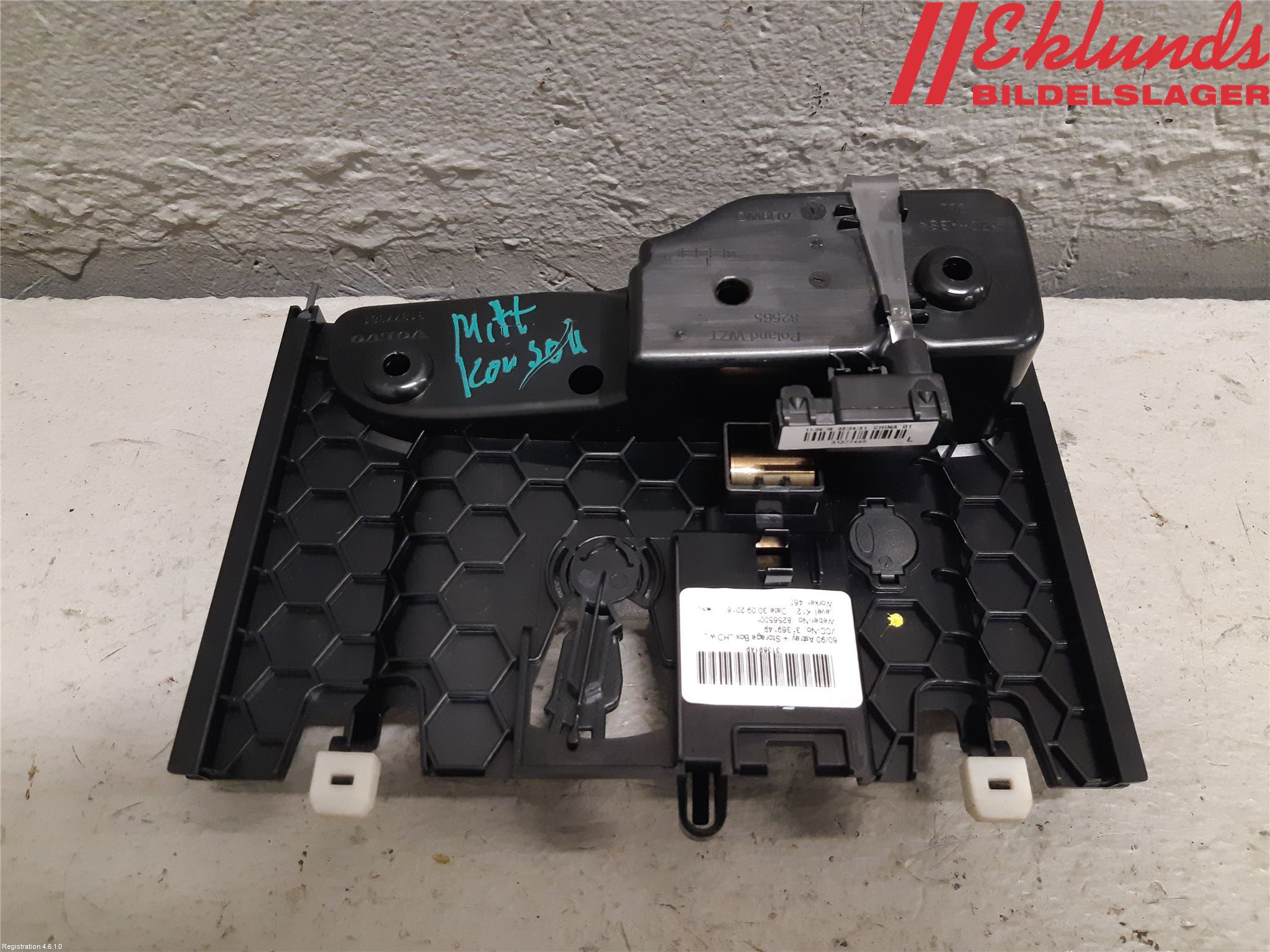 Volvo XC90/RECHARGE 16- Instrumentbräda Förvaringsfack