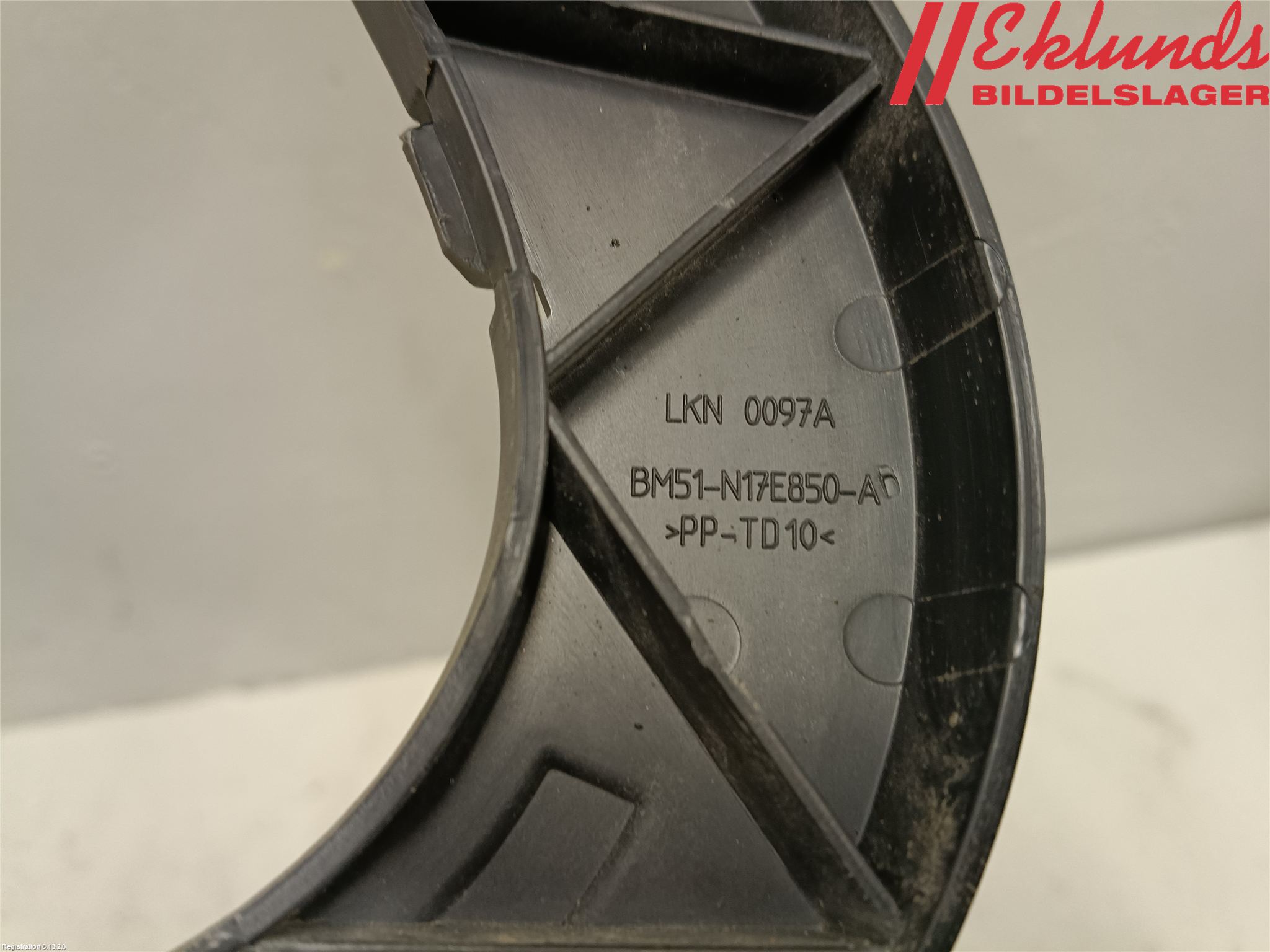 Ford FOCUS 15-18 Stötfångarfäste Bak Hö