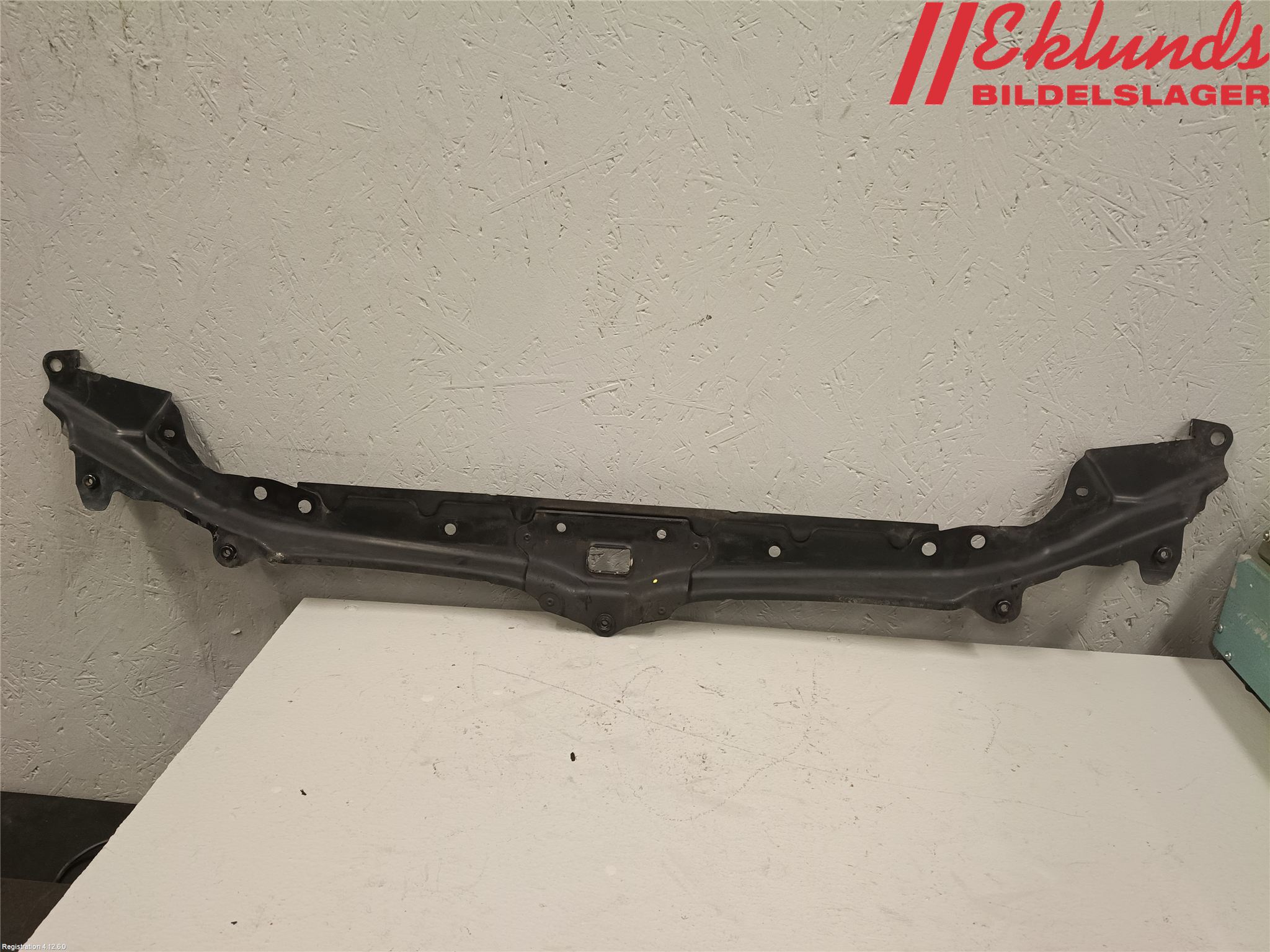 BMW 5 E60/61 Sed/Tou 02-10 Front Huvlåsplåt-Balk
