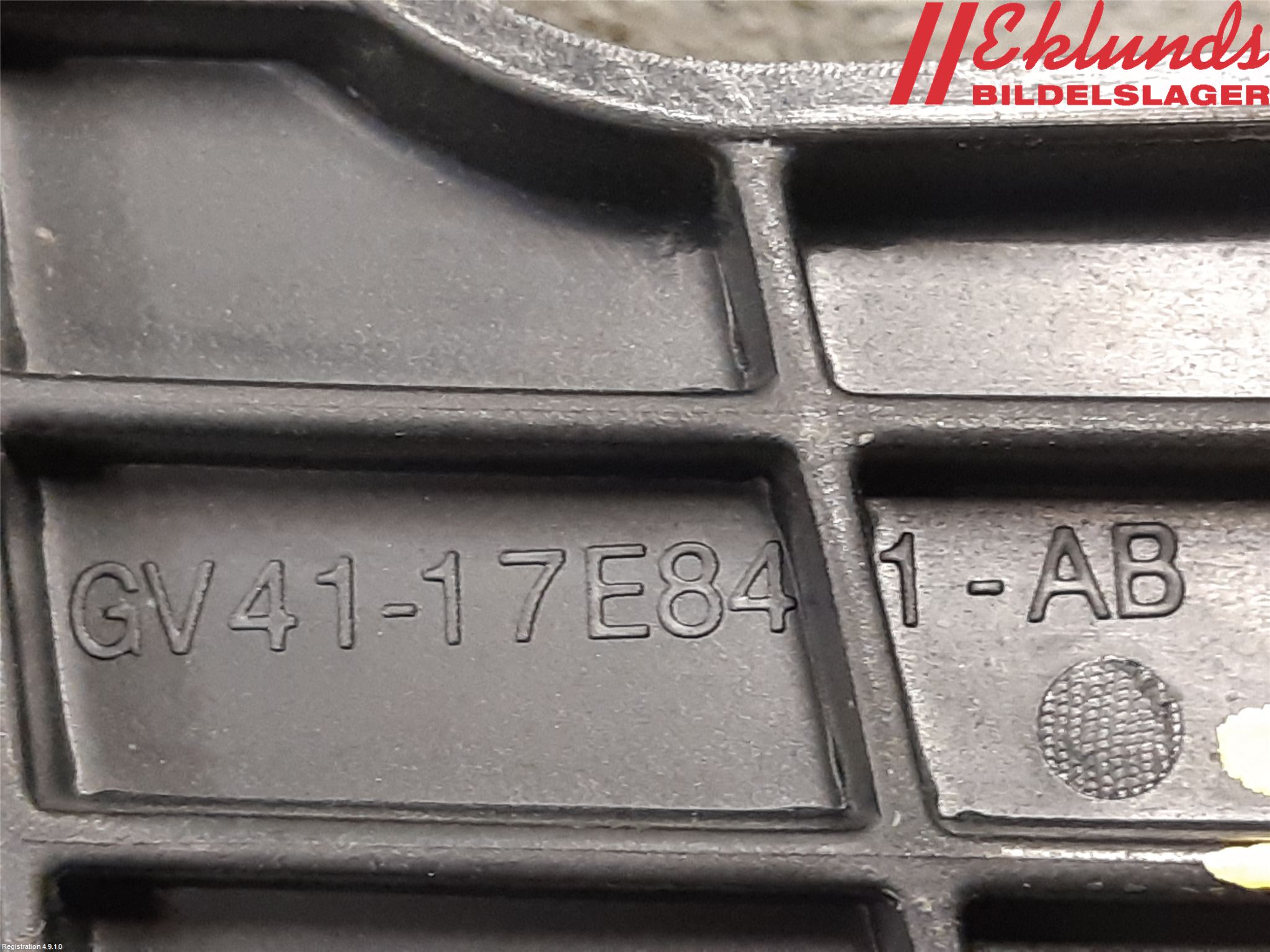 Ford KUGA 17-19 Strålkast Fästsarg