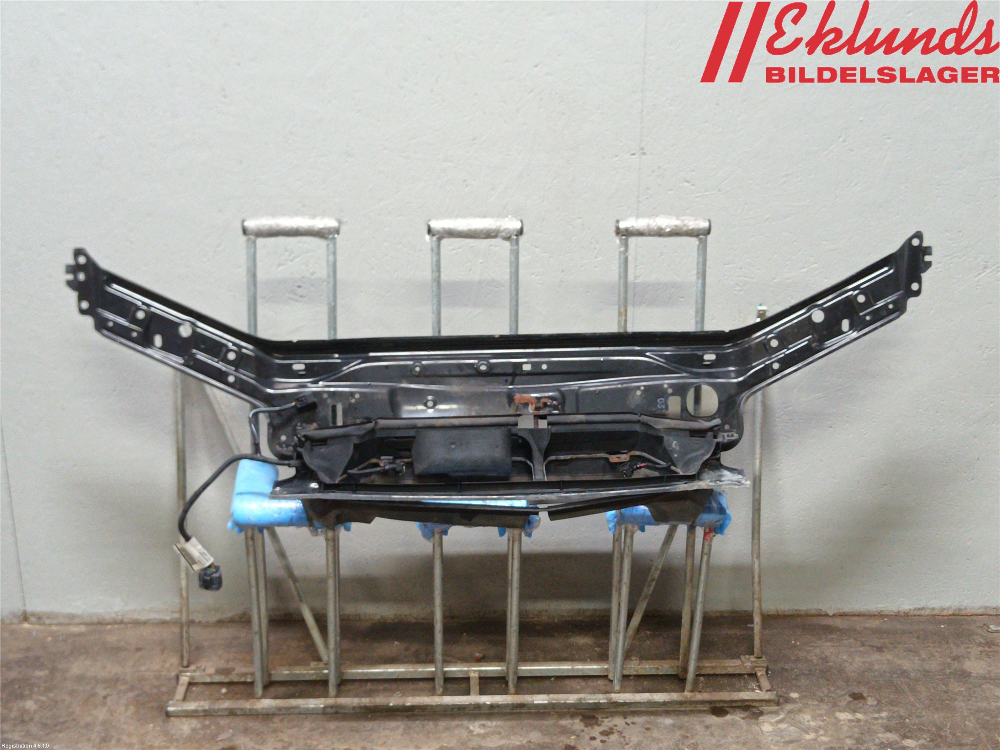 Volvo V70 05-08 Front Huvlåsplåt-Balk