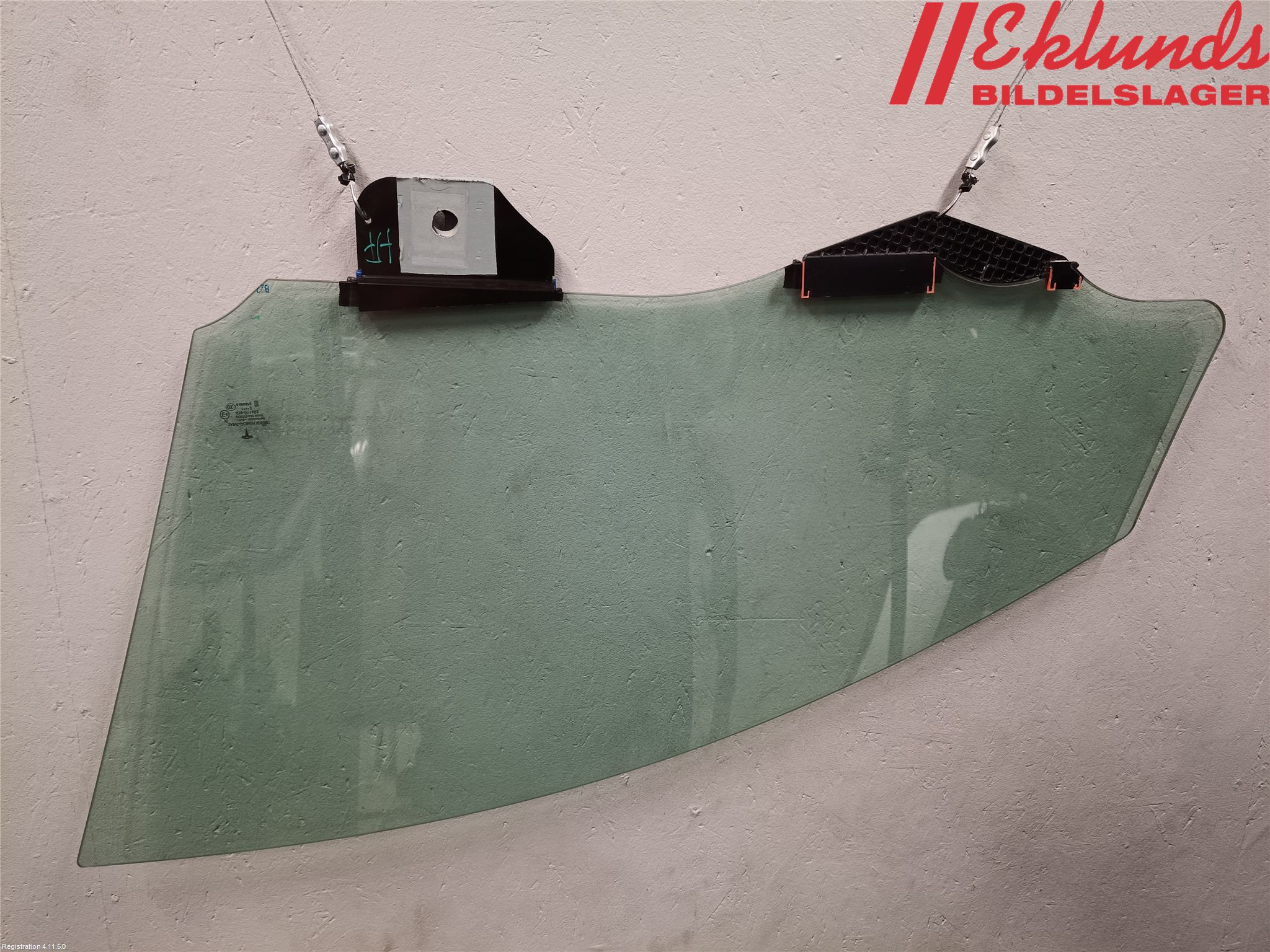Tesla MODEL Y 21- Dörruta Fram Höger