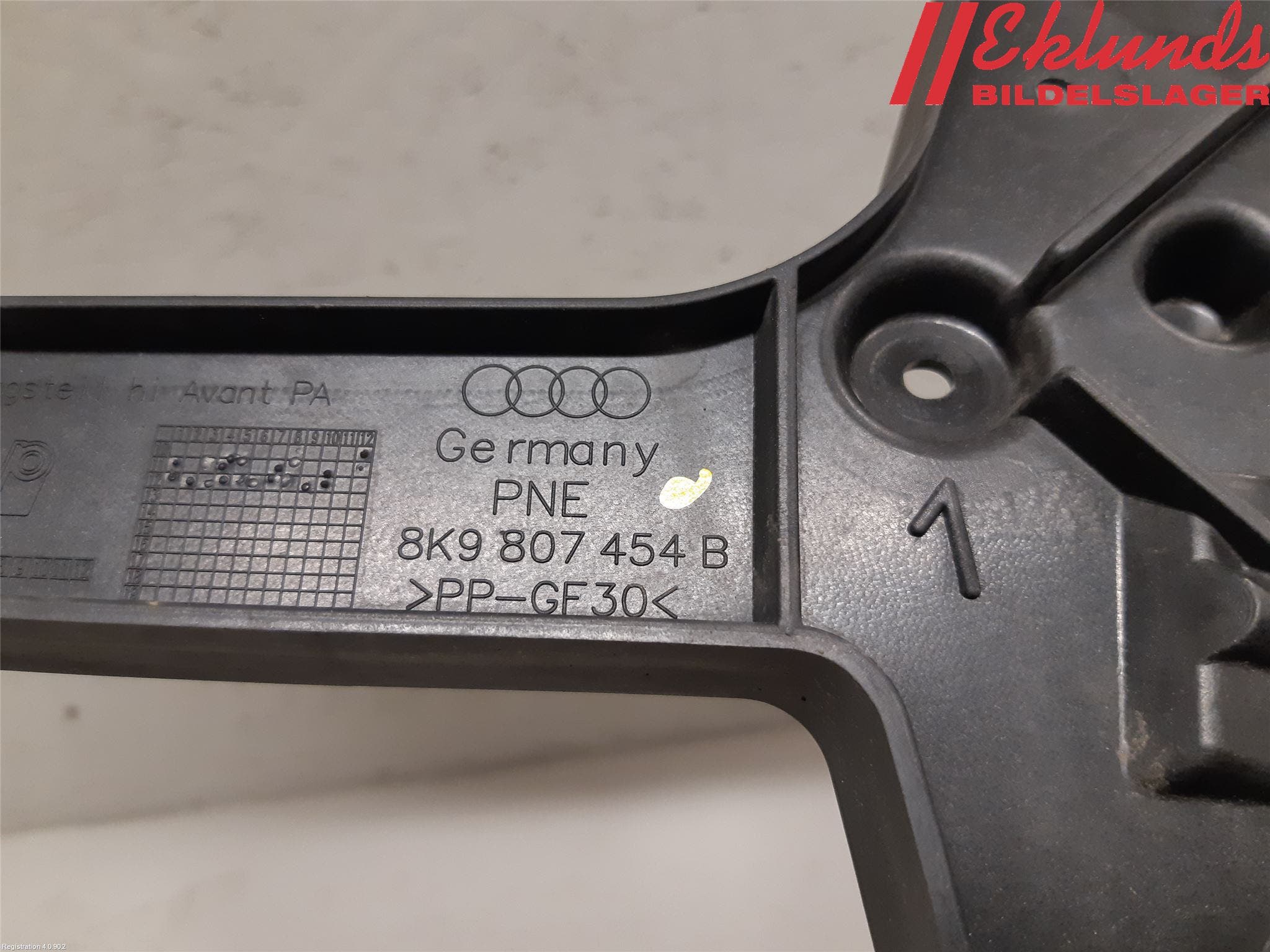 Audi A4 12-15 Stötfångarfäste Bak Hö