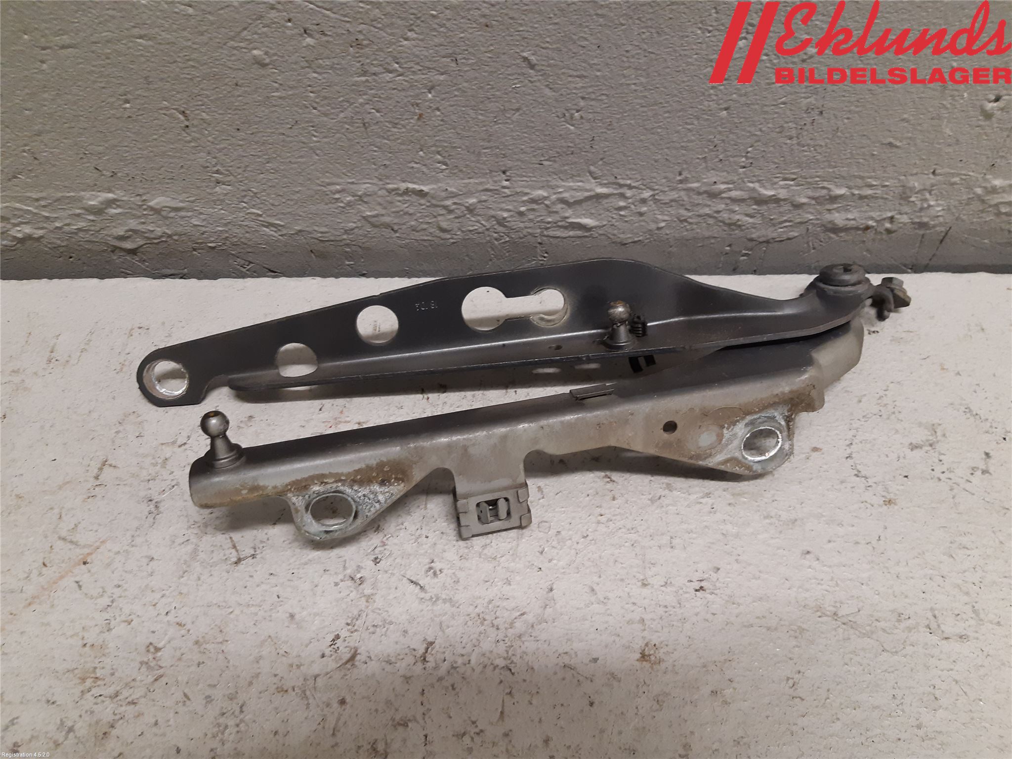 Volvo V70 00-04 Huvgångjärn