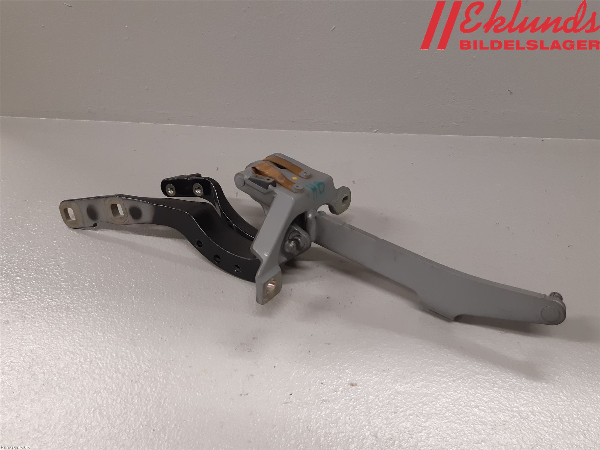 BMW 5 F10/F11/F18 09-17 Bakluckegångjärn Hö