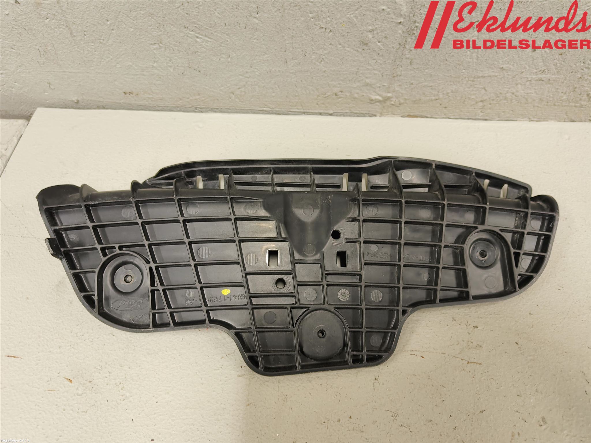 Ford KUGA 17-19 Strålkastarsarg Vänster