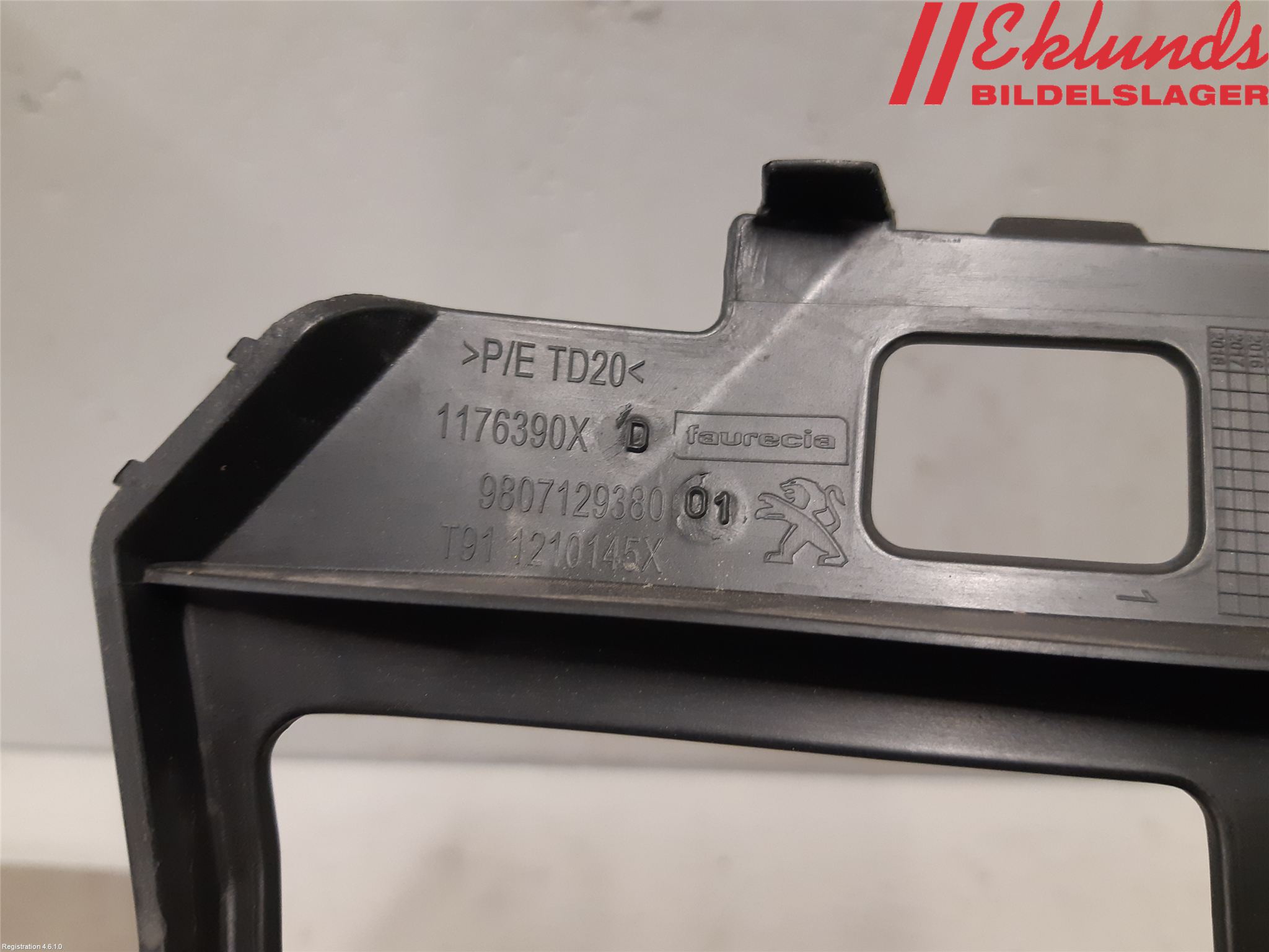 Peugeot 308 14-21 Stötfångarfäste Bak Hö