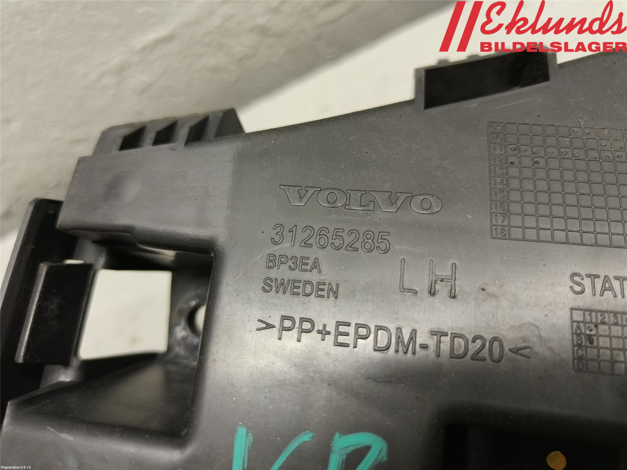 Volvo V60 11-13 Stötfångarfäste Bak Vä