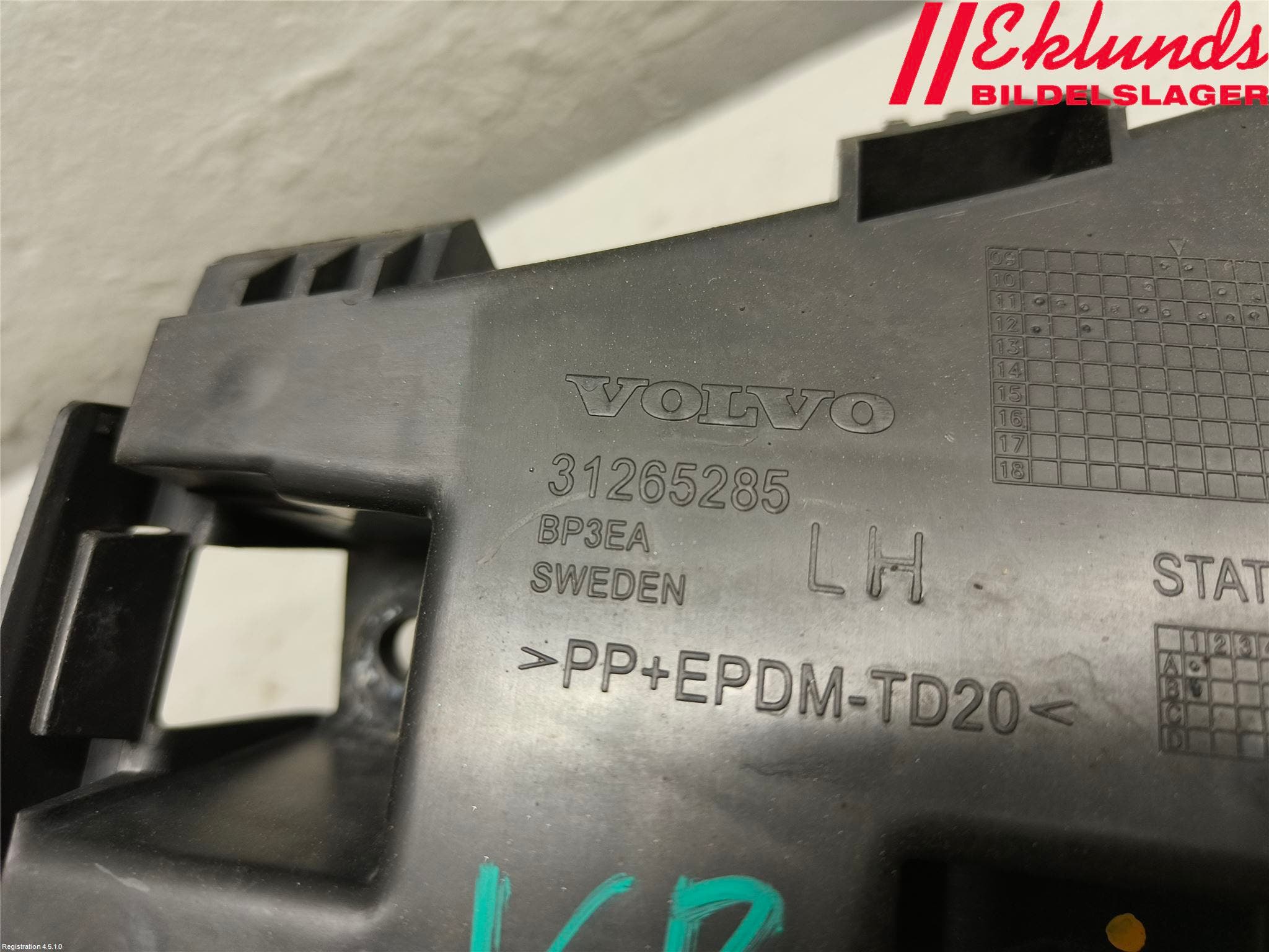 Volvo V60 11-13 Stötfångarfäste Bak Vä