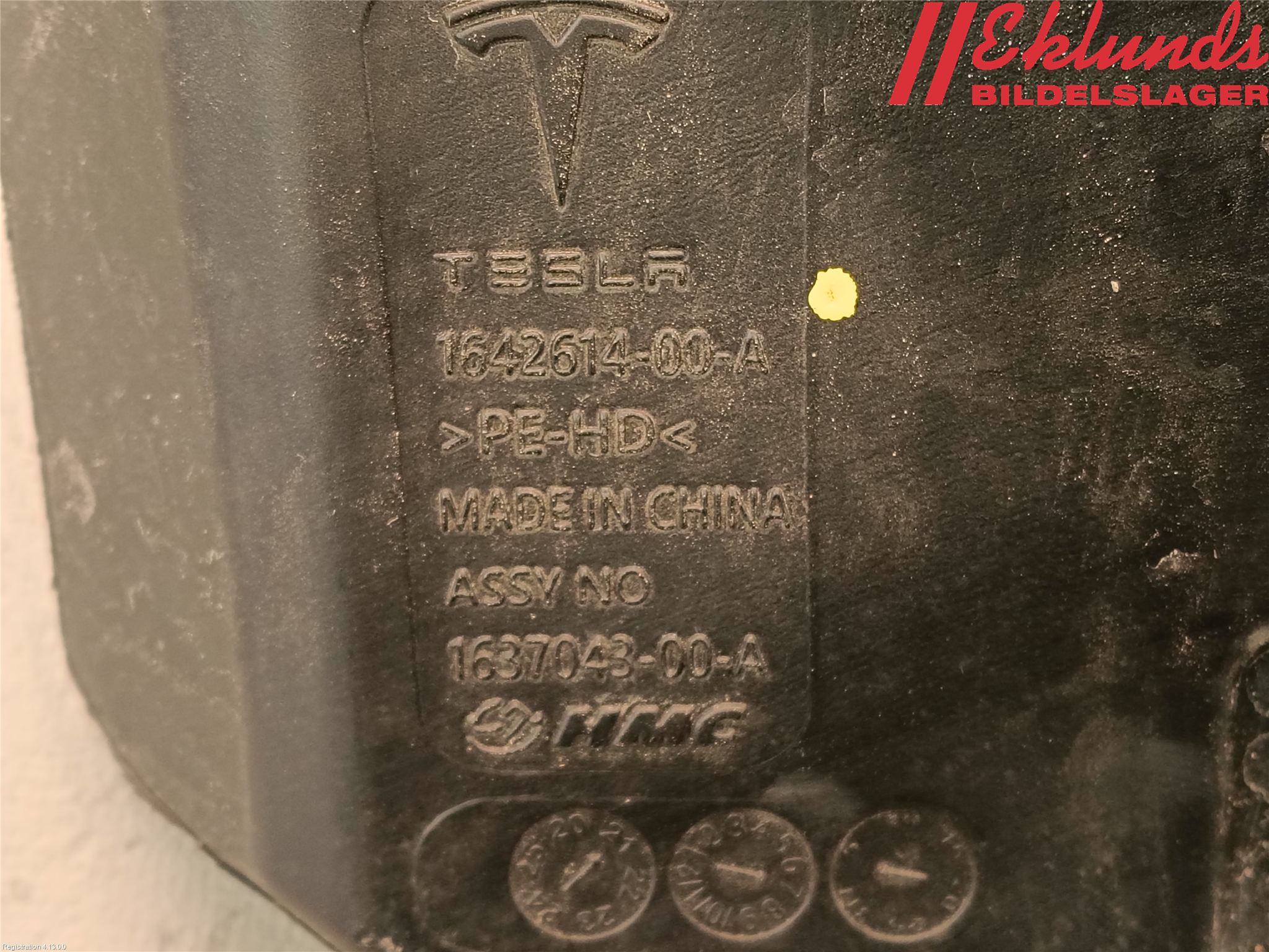 Tesla MODEL 3 17- Spolartank Vindruta-Strål
