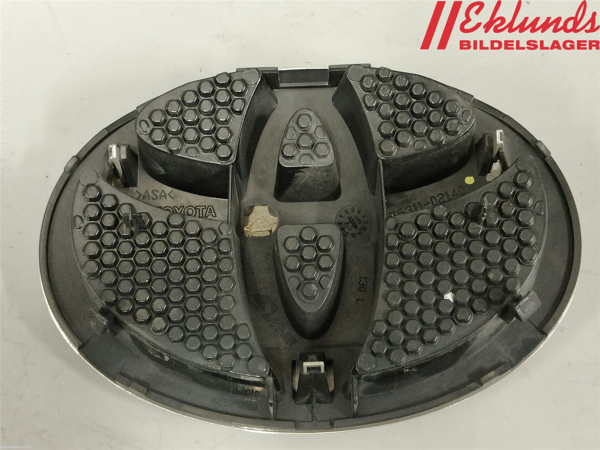 Toyota YARIS XP130 12-14 Emblem
