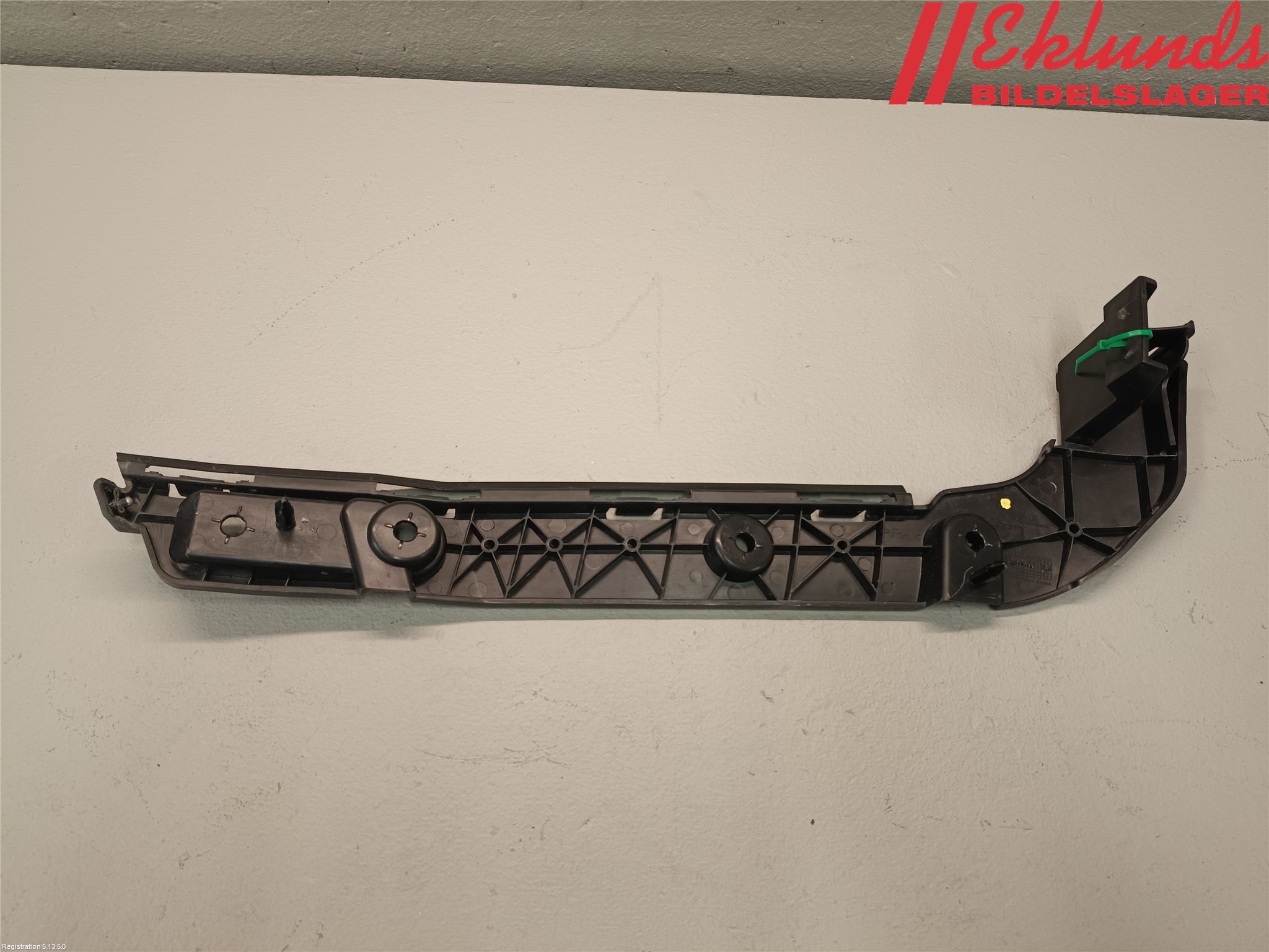 Volkswagen VW TRANSP/CARAVELLE/CALIFORNIA T8 25- Stötfångarfäste Bak Hö