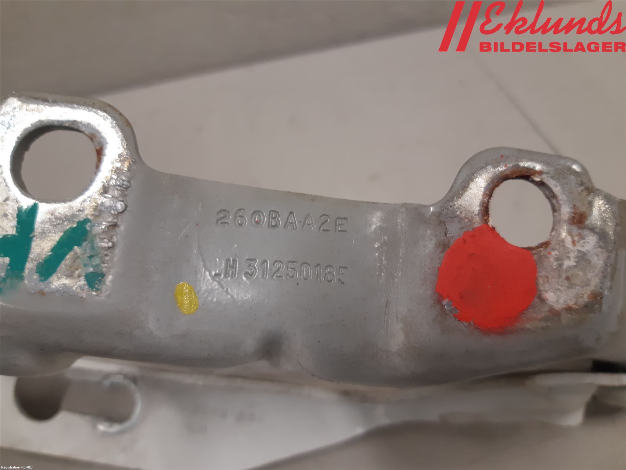 Volvo XC70 08-13 Huvgångjärn