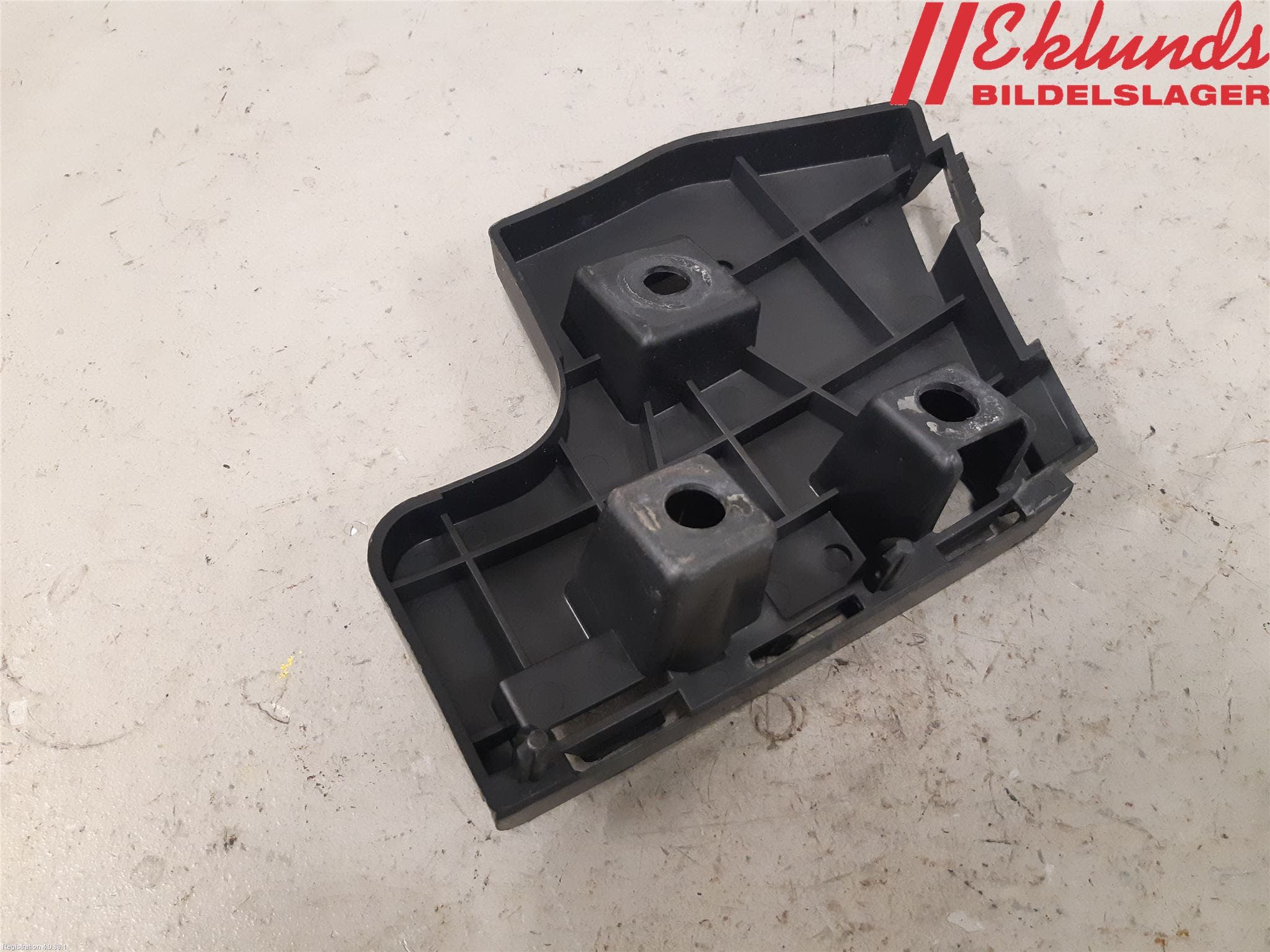 Volvo V60 11-13 Stötfångarfäste Bak Vä