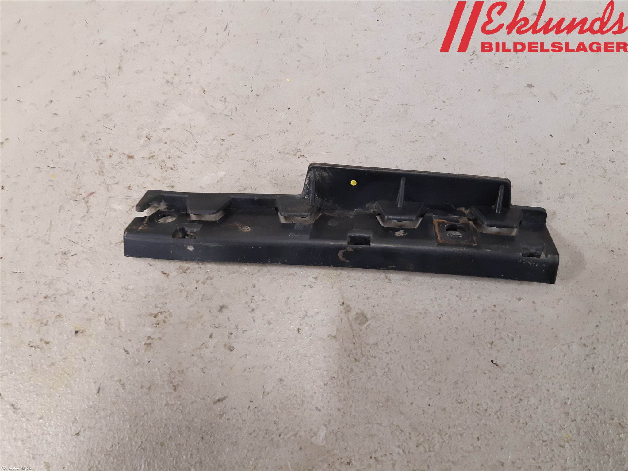 BMW 5 E60/61 Sed/Tou 02-10 Skärmfäste Fram Vä