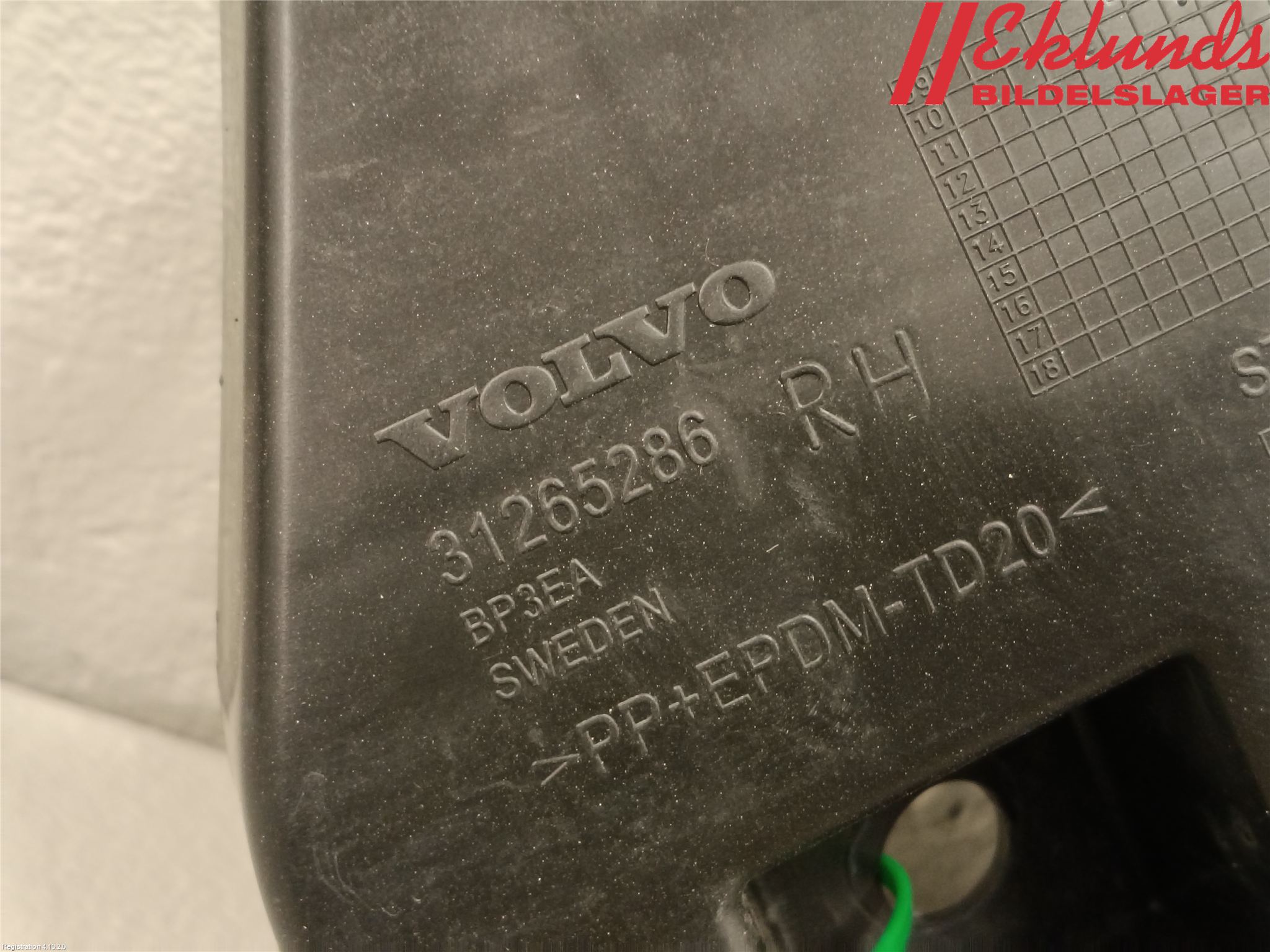 Volvo V60 11-13 Stötfångarfäste Bak Hö