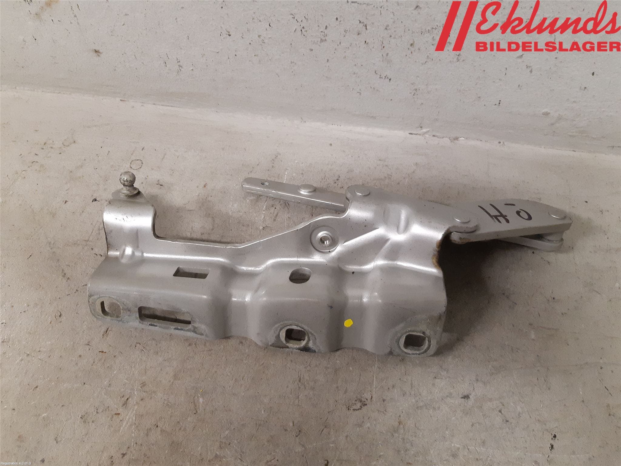 Mercedes-Benz MB C (203) 00-07 Huvgångjärn