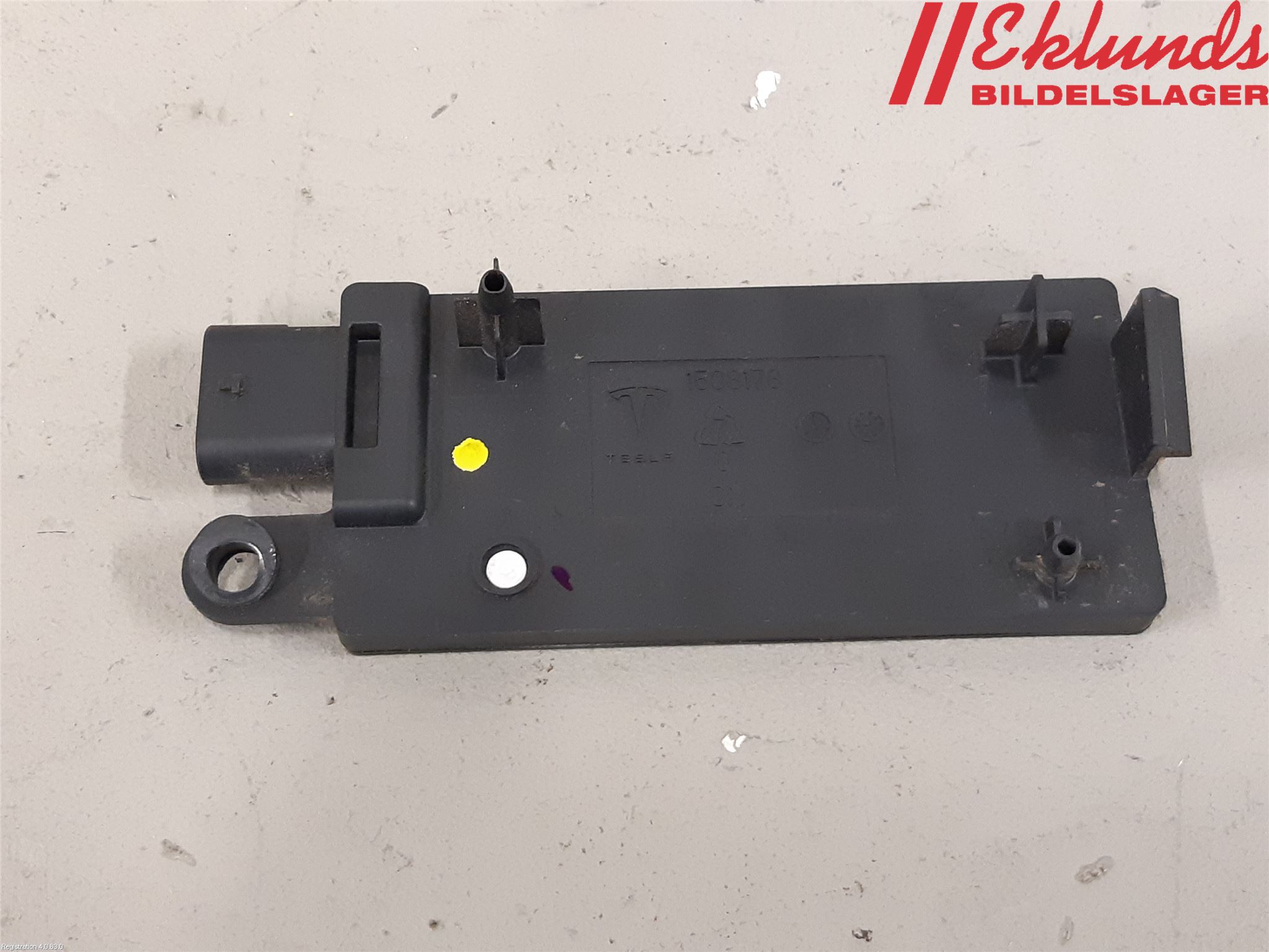 Tesla MODEL Y 21- Antenn