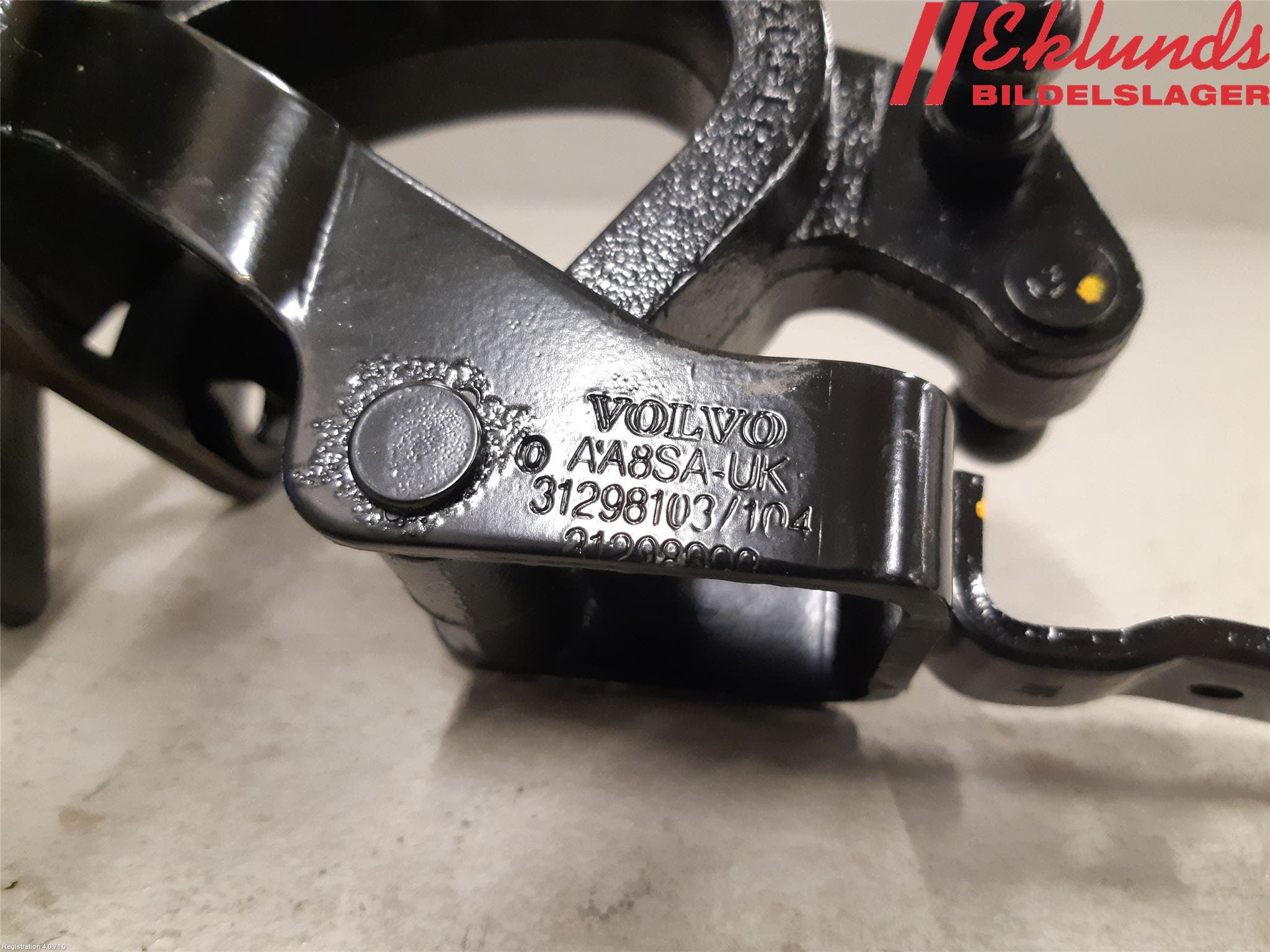 Volvo XC70 14-16 Bakluckegångjärn Vä