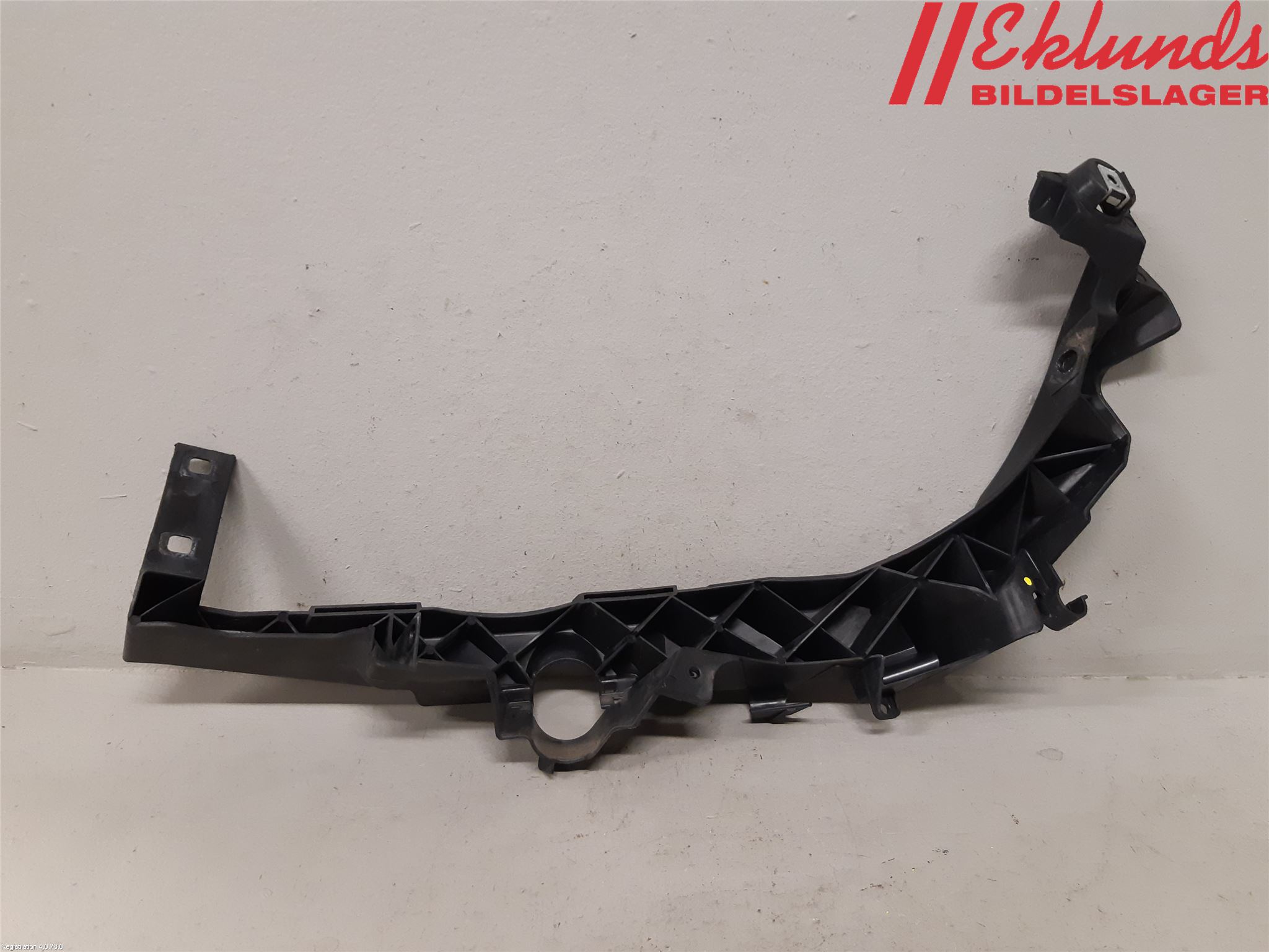 BMW 3 E90/91 SED/TOU 05-12 Strålkastarsarg Höger