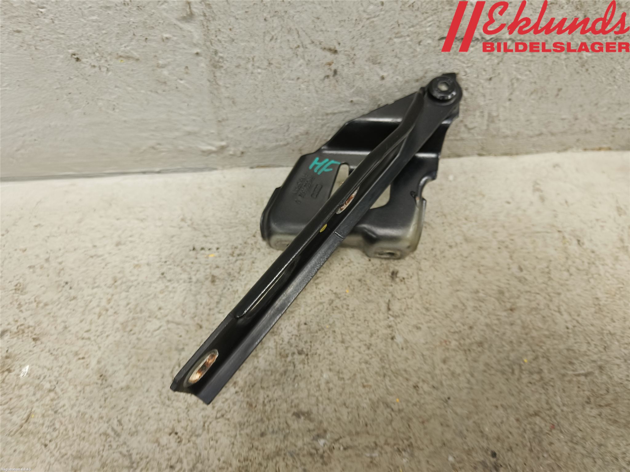 Audi A4 12-15 Huvgångjärn