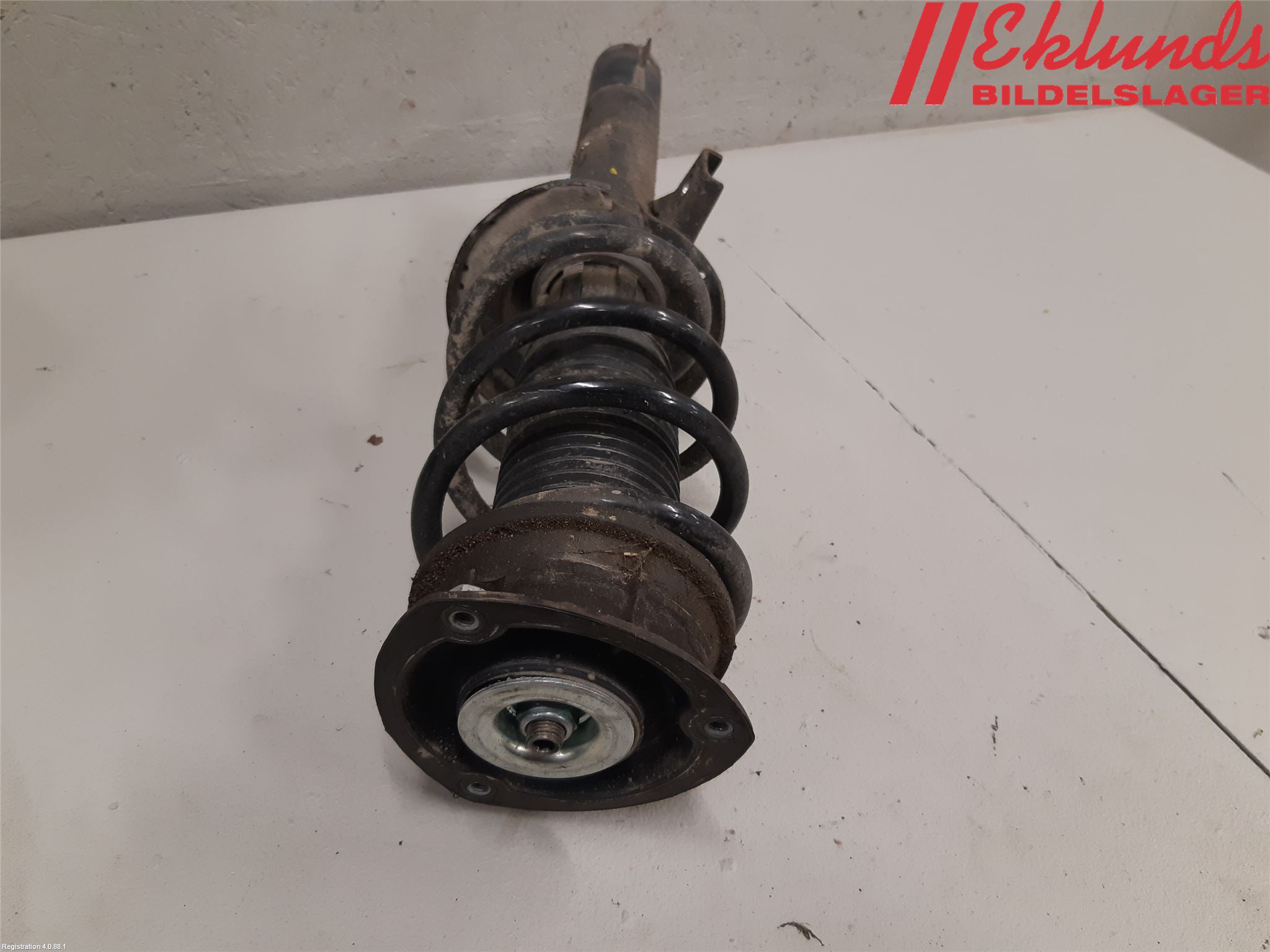 Volkswagen VW PASSAT 15-19 Fjäderben Fram Vänster
