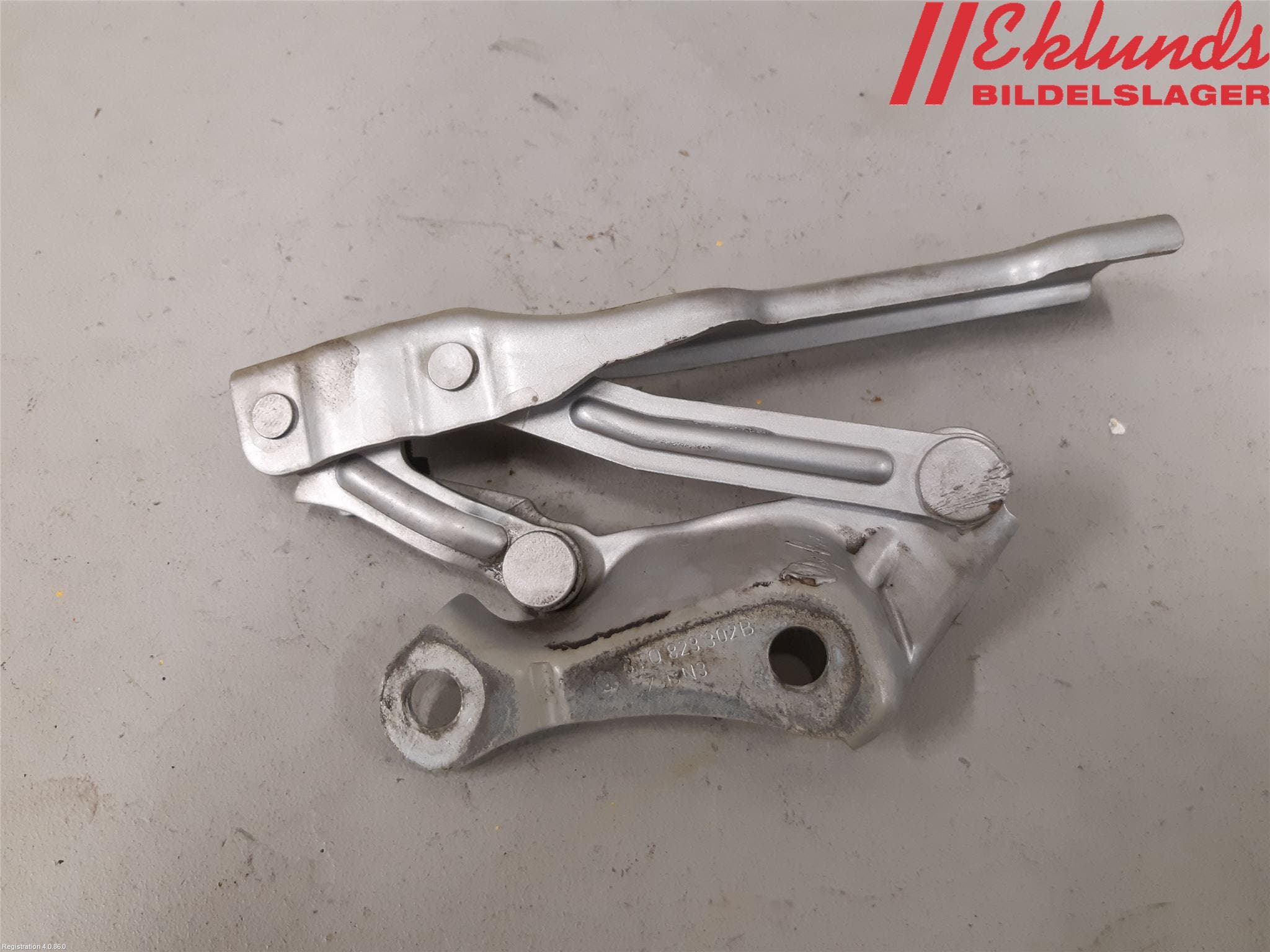 Skoda OCTAVIA (1Z) 05-13 Huvgångjärn