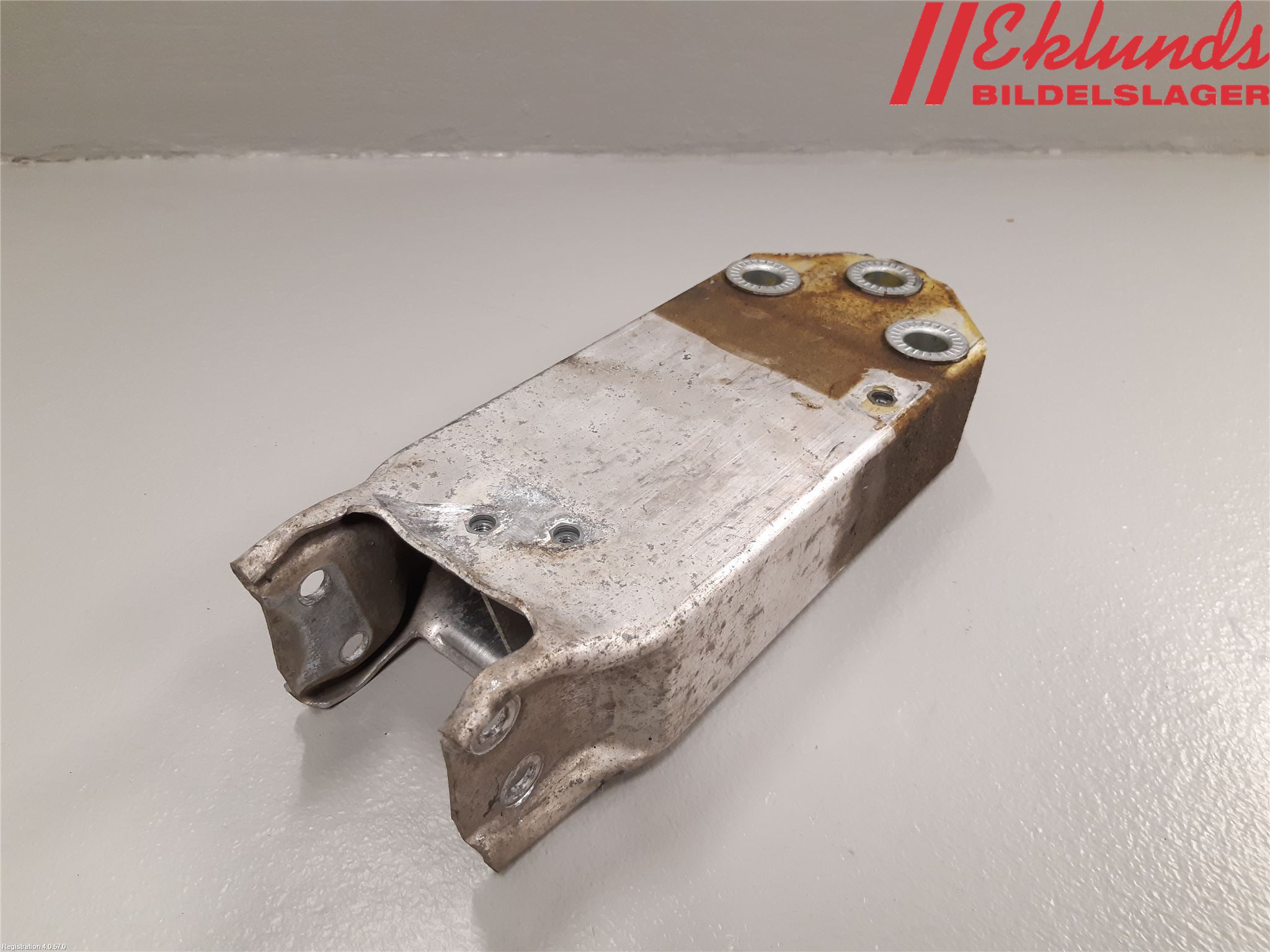 BMW 5 F10/F11/F18 09-17 Stötfångarbärjärn Fram