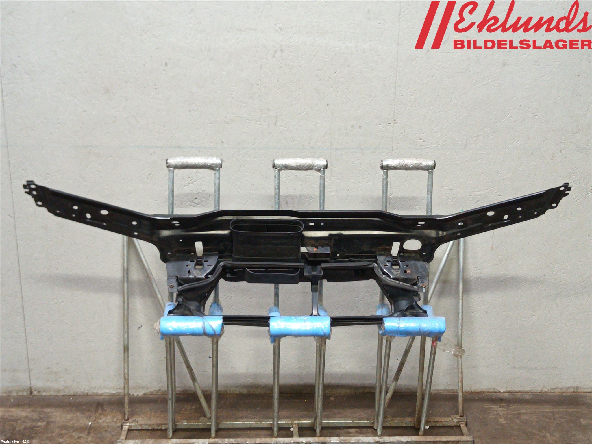 Volvo V70 00-04 Front Huvlåsplåt-Balk