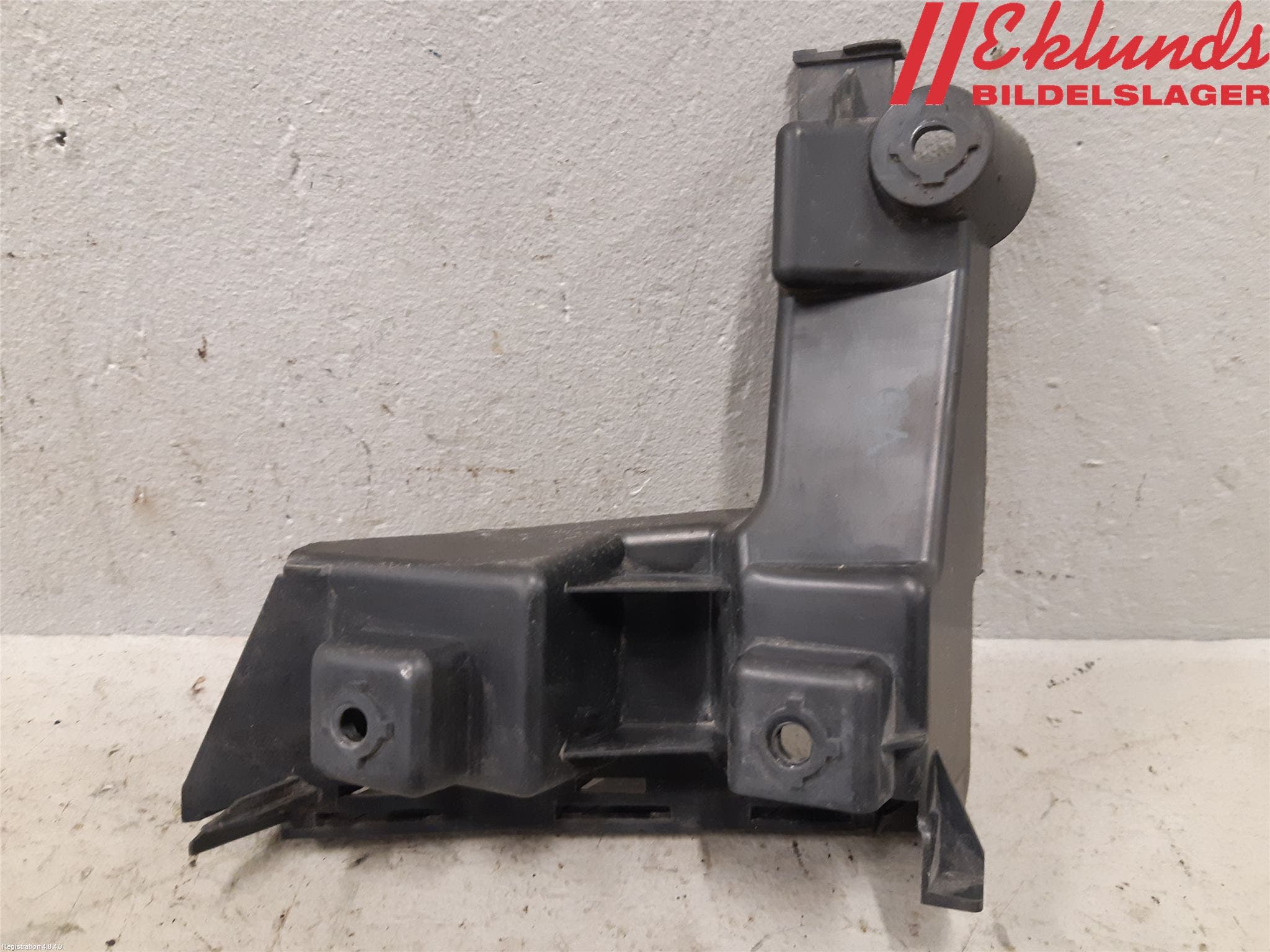 Volvo V70 14-16 Stötfångarfäste Bak Vä