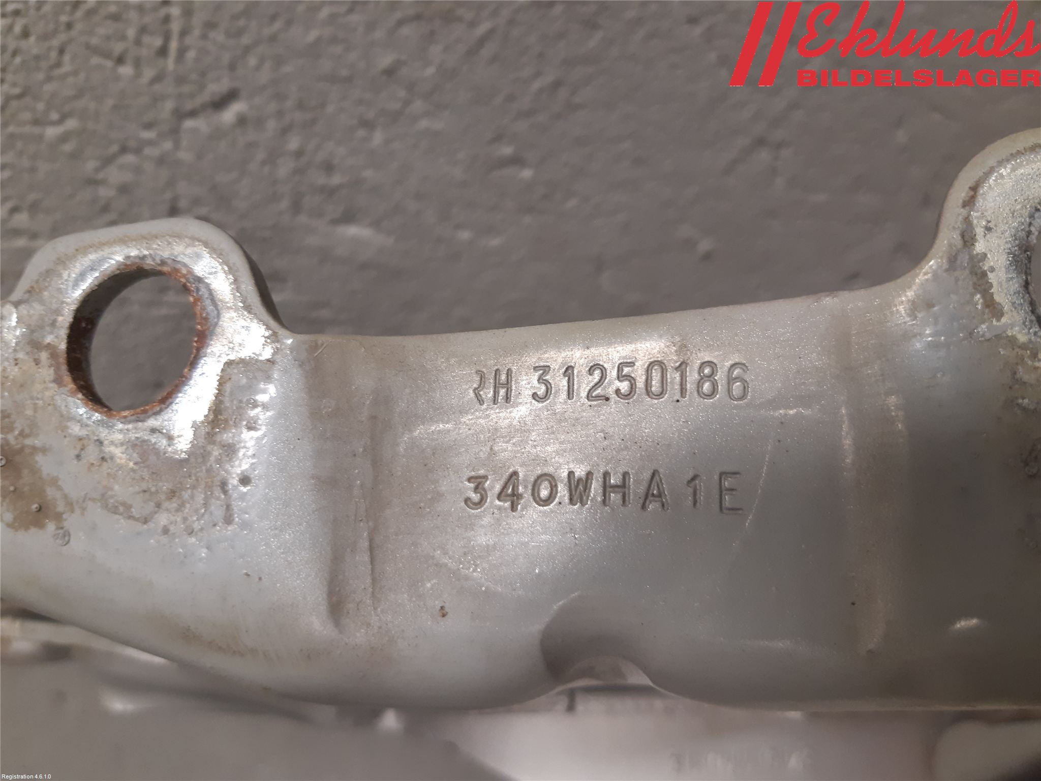 Volvo XC70 08-13 Huvgångjärn