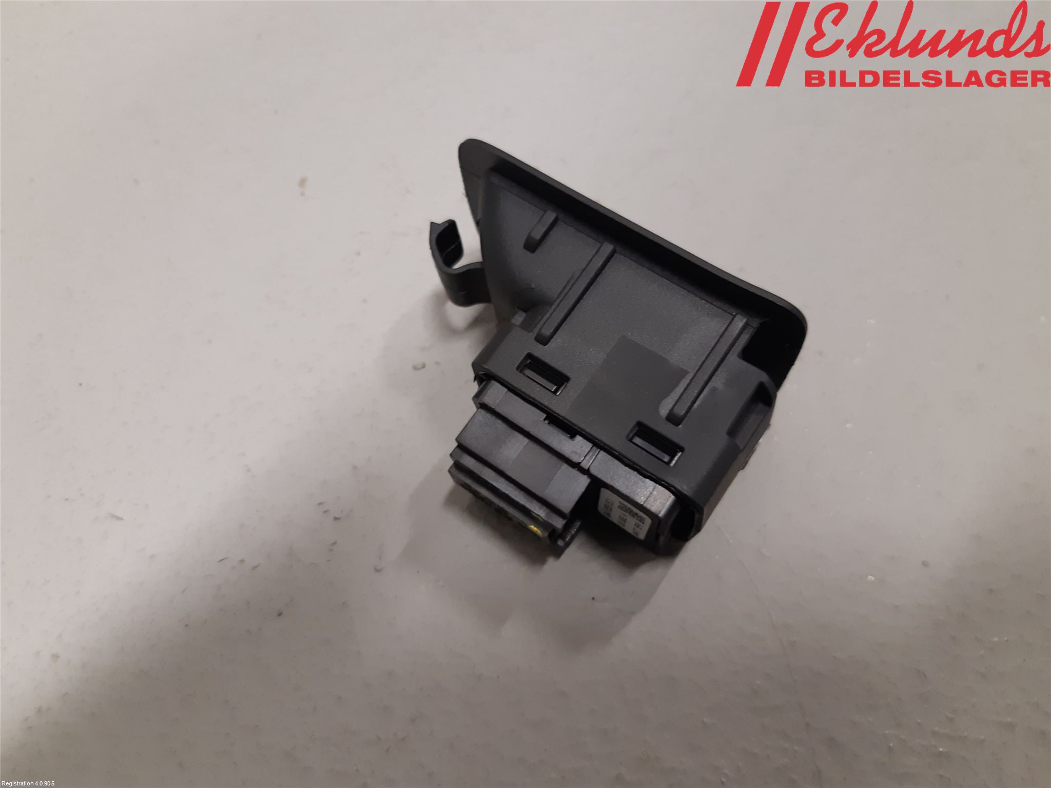 Audi A6 F2/C8 19- Strömställare Dragkrok