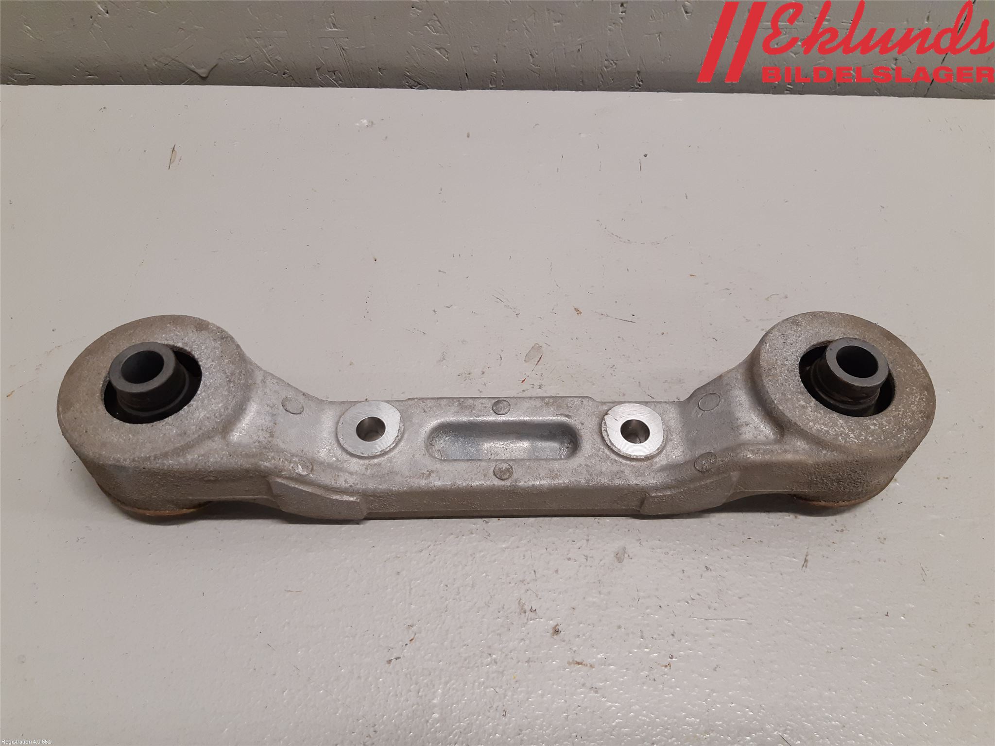 Toyota RAV4 19- Bakaxel Fäste