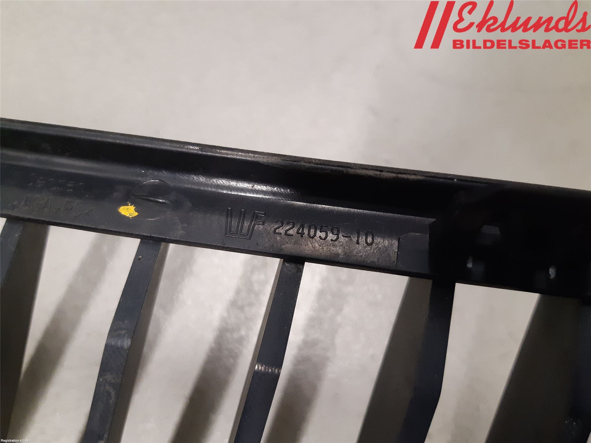 BMW 3 E90/91 SED/TOU 05-12 Grilldel Höger