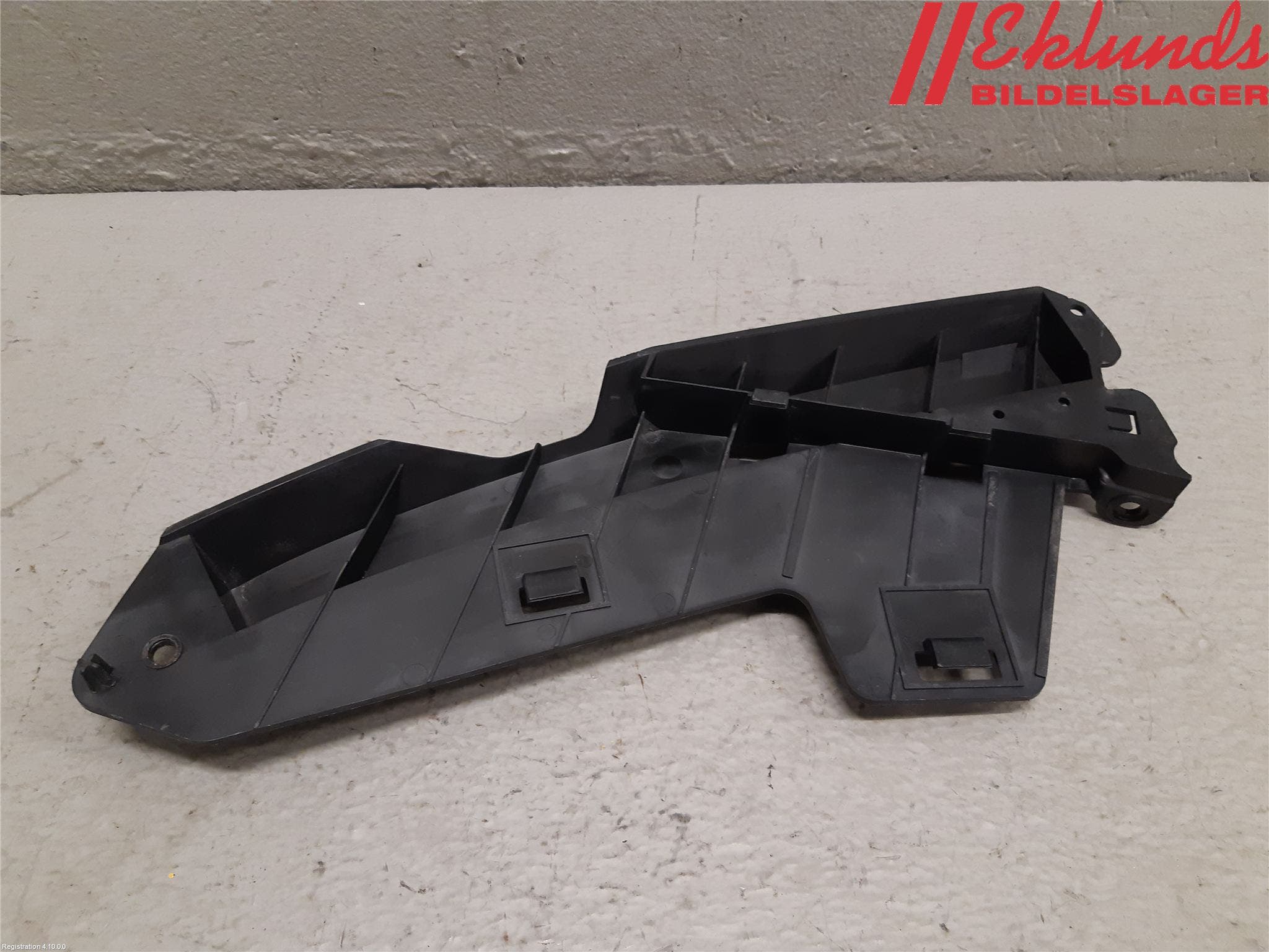Volvo V70 08-13 Strålkast Fästsarg