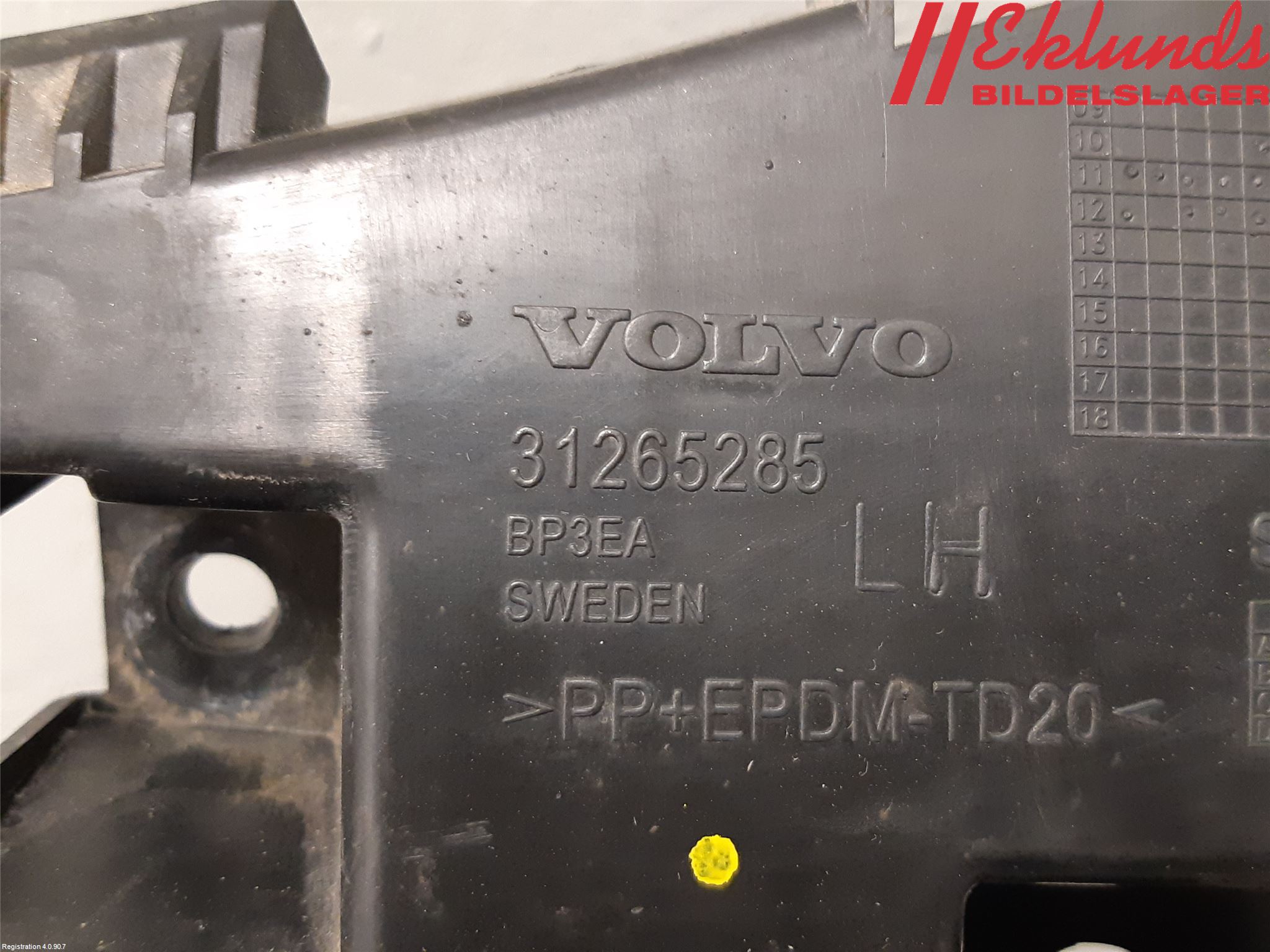 Volvo V60 11-13 Stötfångarfäste Bak Vä