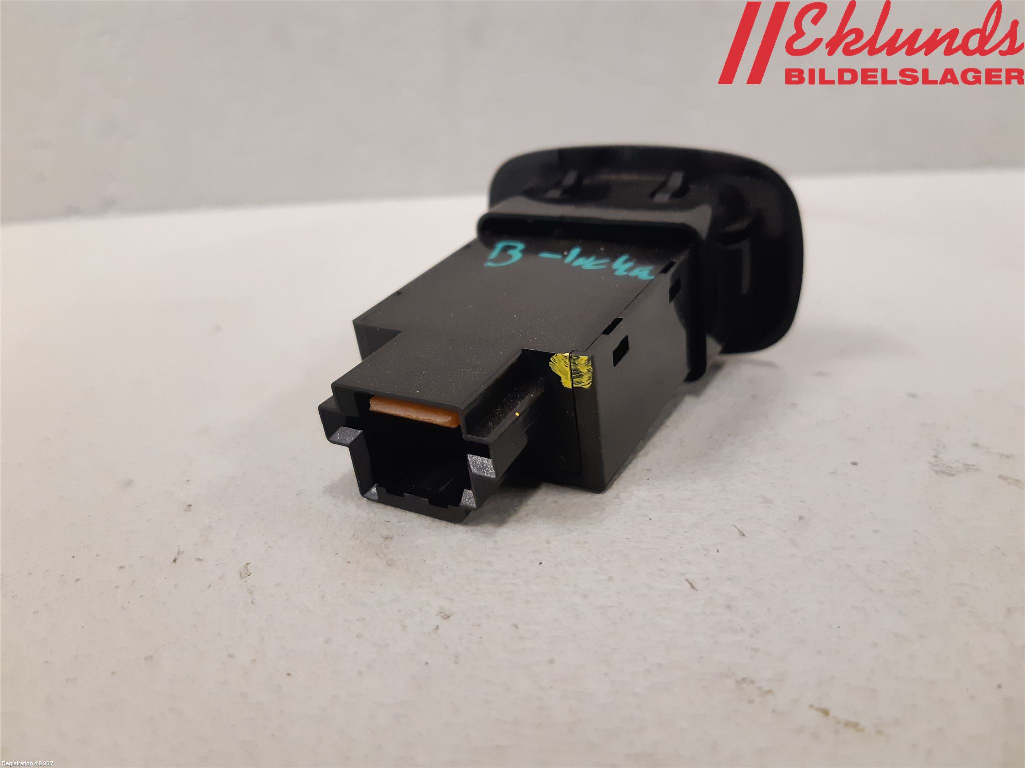 Mitsubishi OUTLANDER 13-21 Strömställare Baklucka