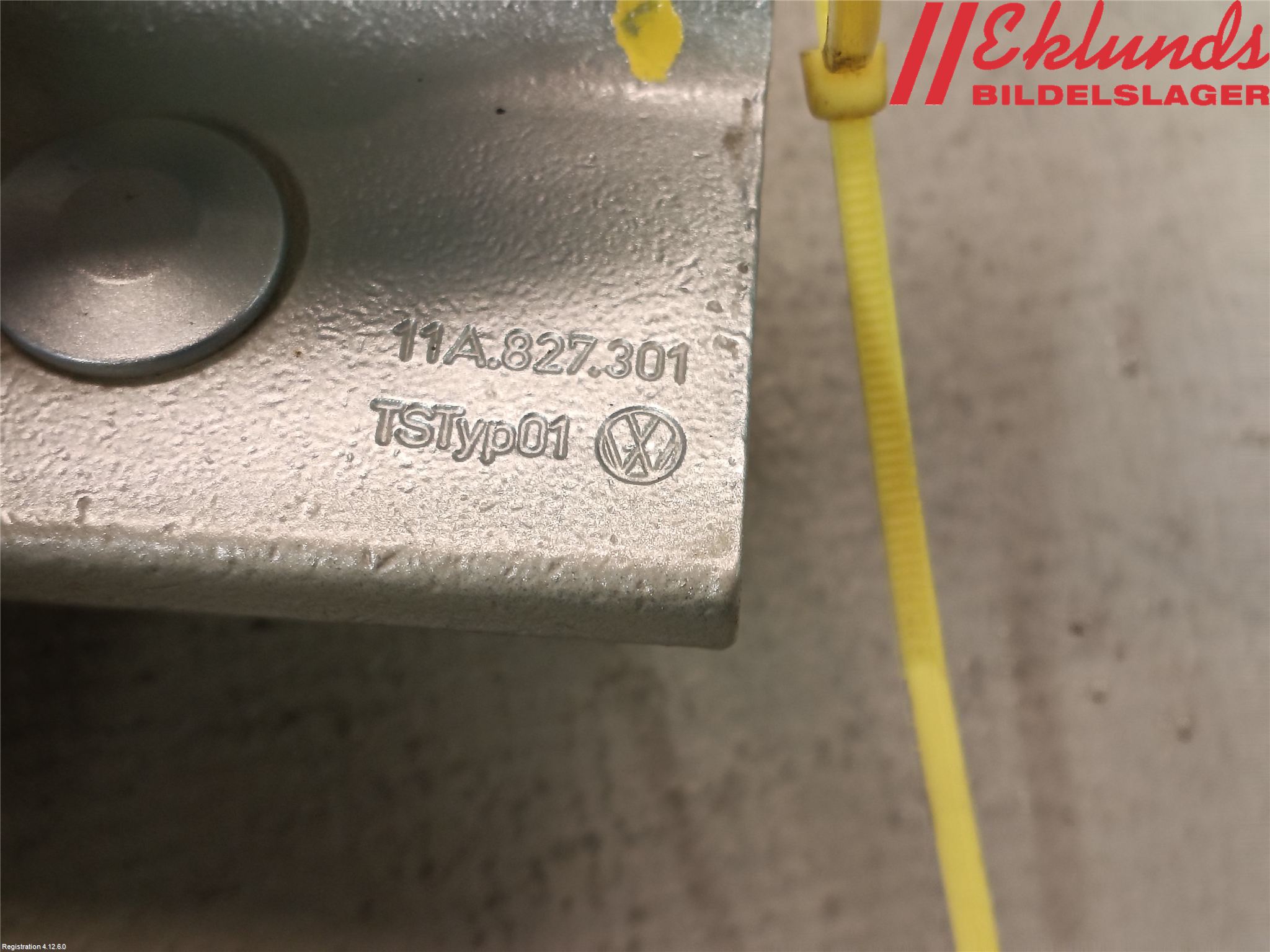 Volkswagen VW ID.4 21- Bakluckegångjärn Vä