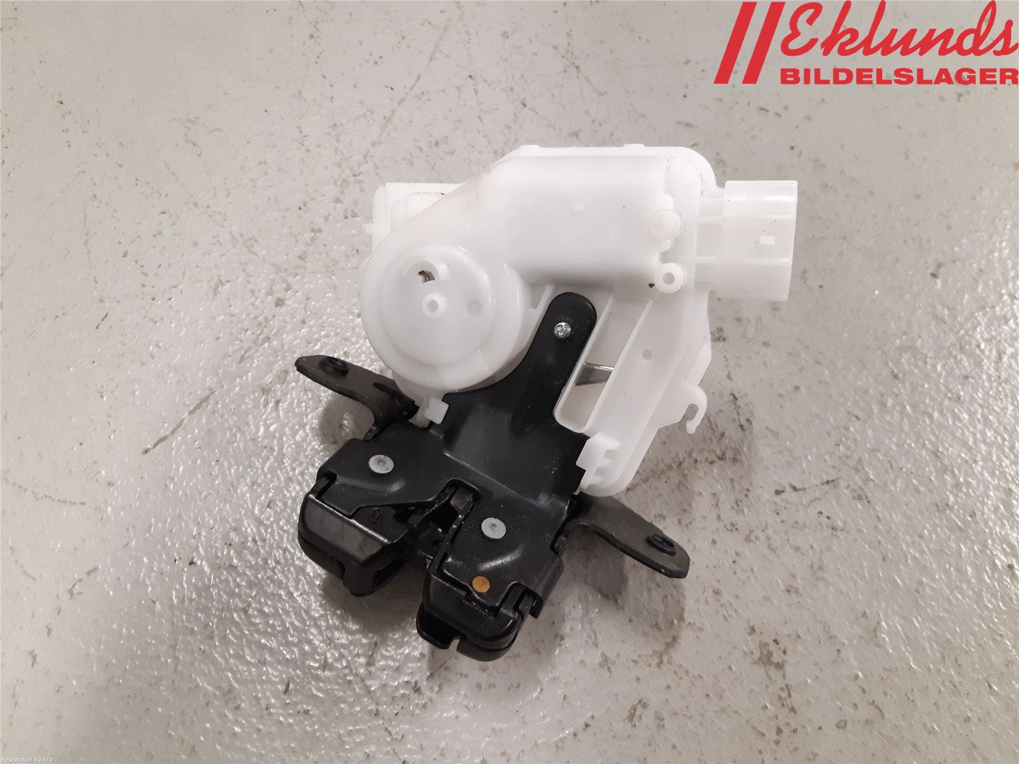 Toyota YARIS XP130 15-20 Låskista Baklucka