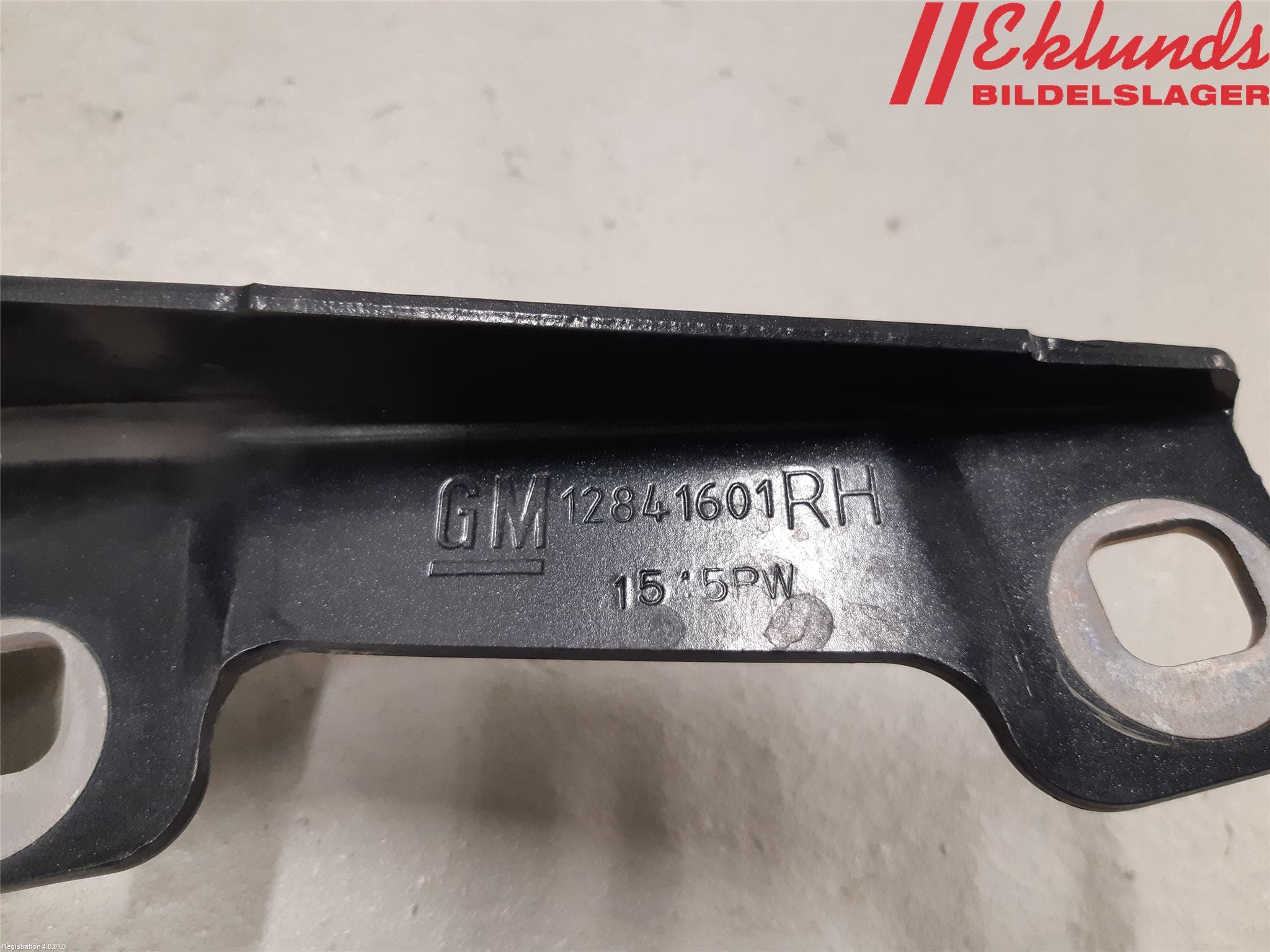 Opel INSIGNIA 09-16 Huvgångjärn