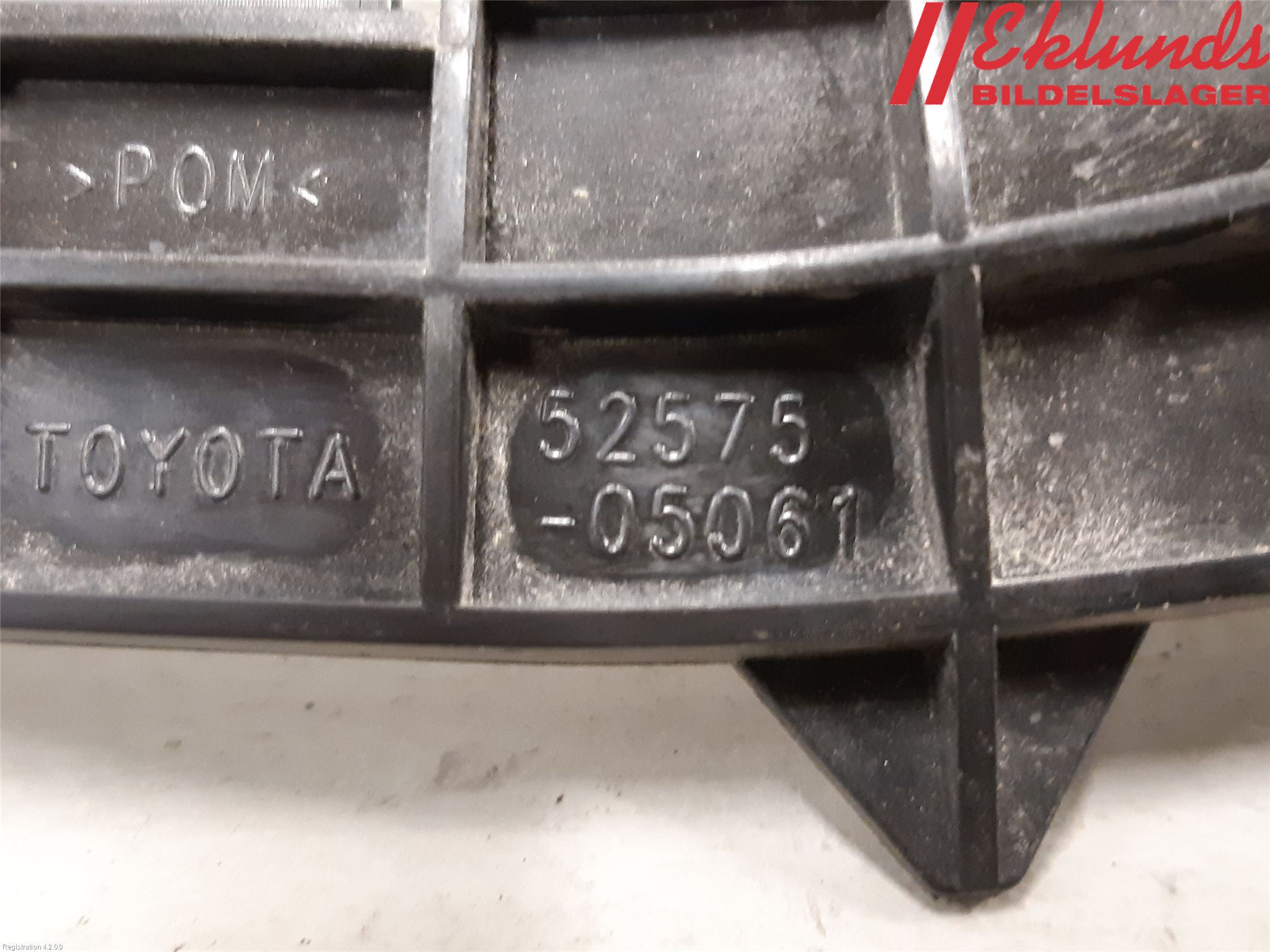 Toyota AVENSIS 09-15 Stötfångarfäste Bak Hö