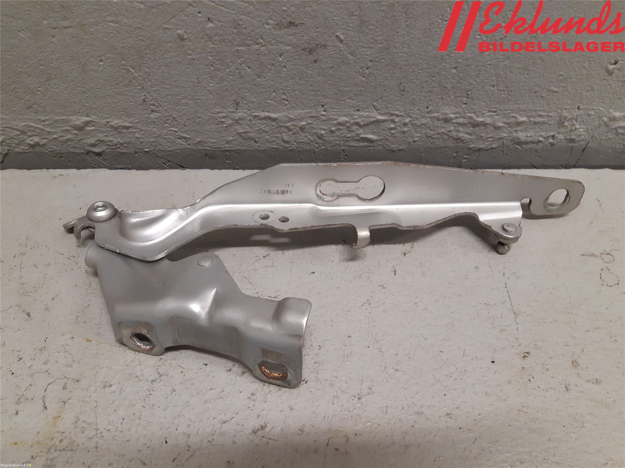 Volvo XC70 08-13 Huvgångjärn