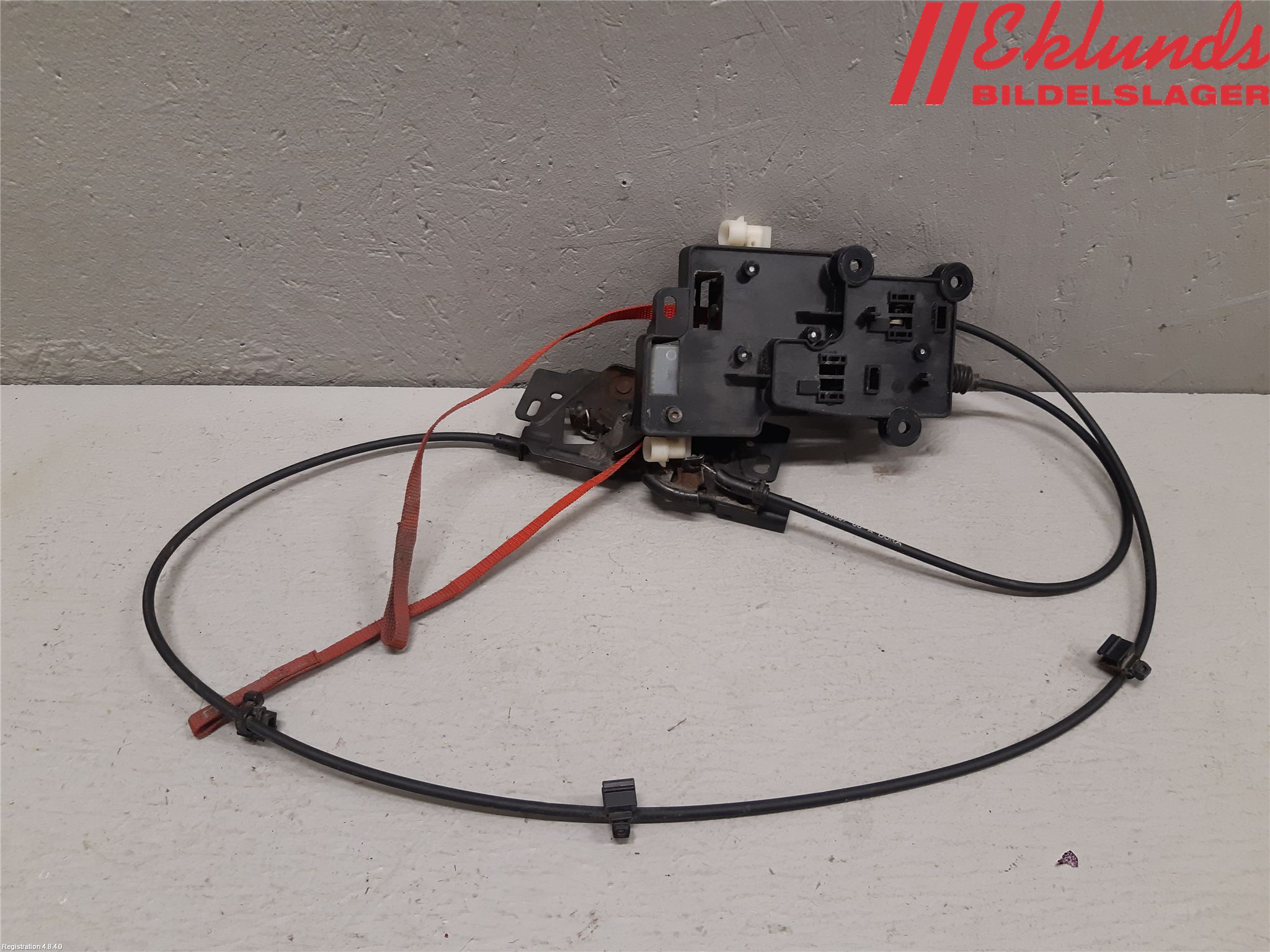 Tesla MODEL X 16- Huvlås