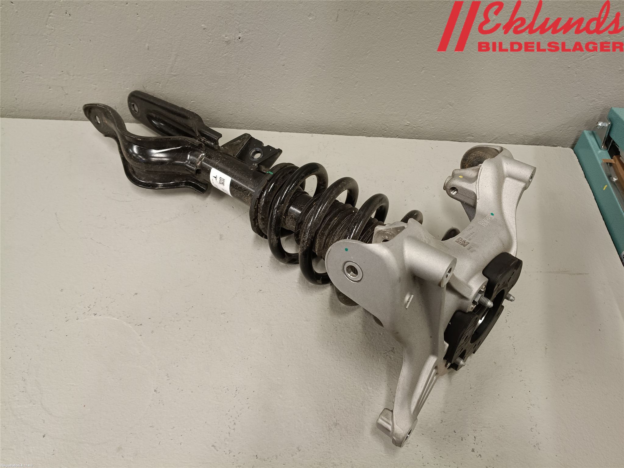 Tesla MODEL Y 21- Fjäderben Fram Höger