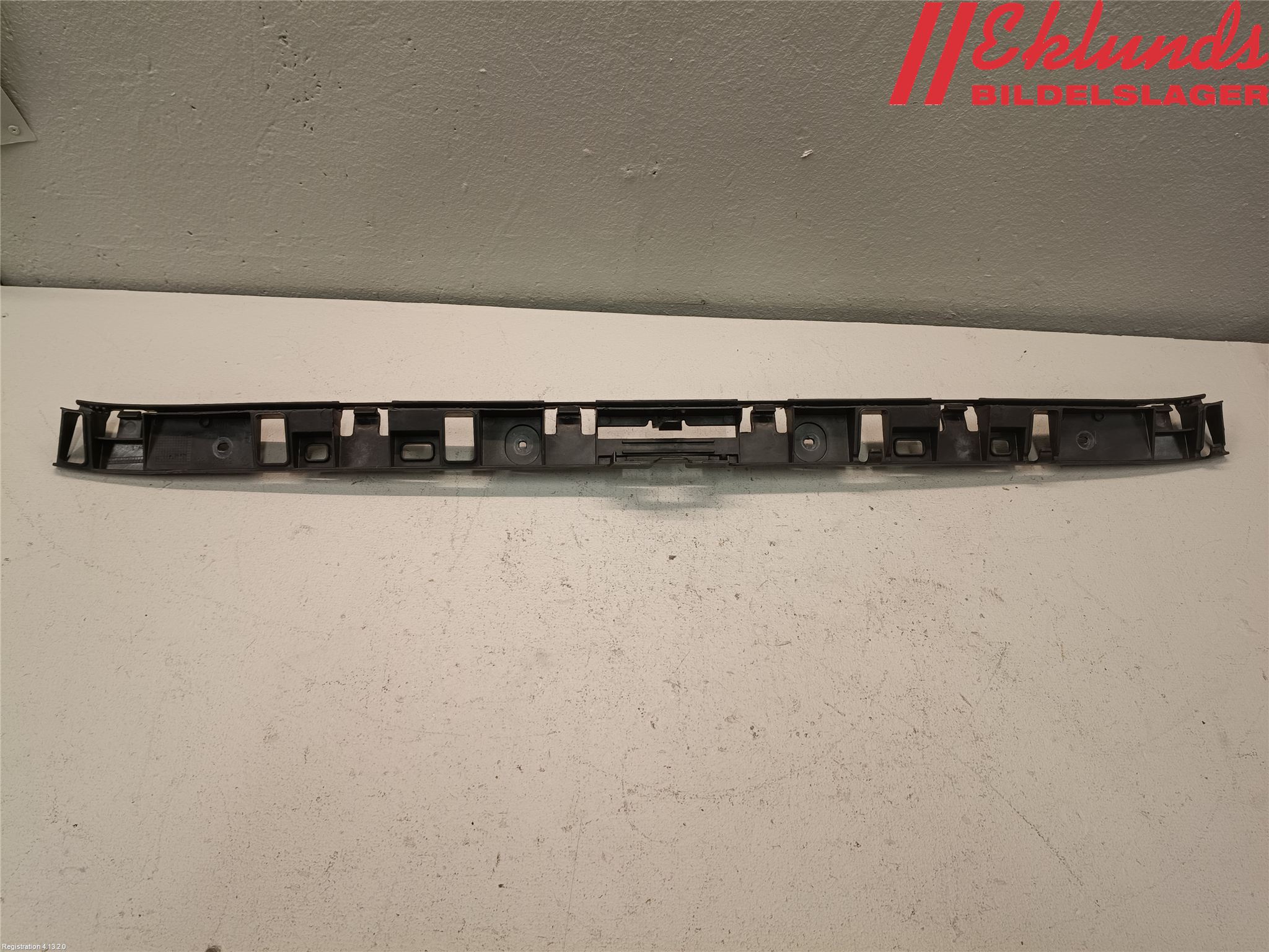 Volkswagen VW JETTA VI 11- Stötfångardel Bak Mitt