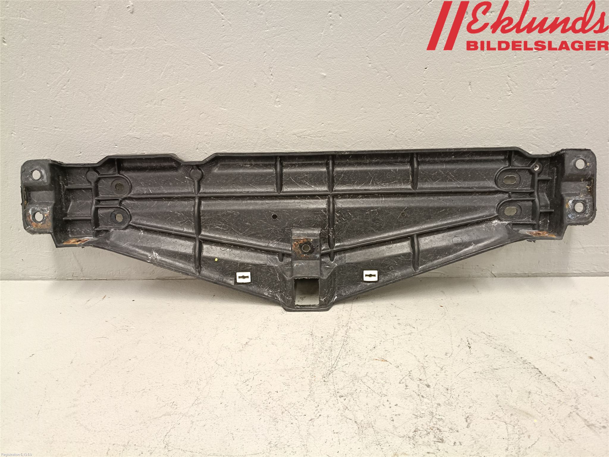 Volvo 940 91-98 Front Huvlåsplåt-Balk